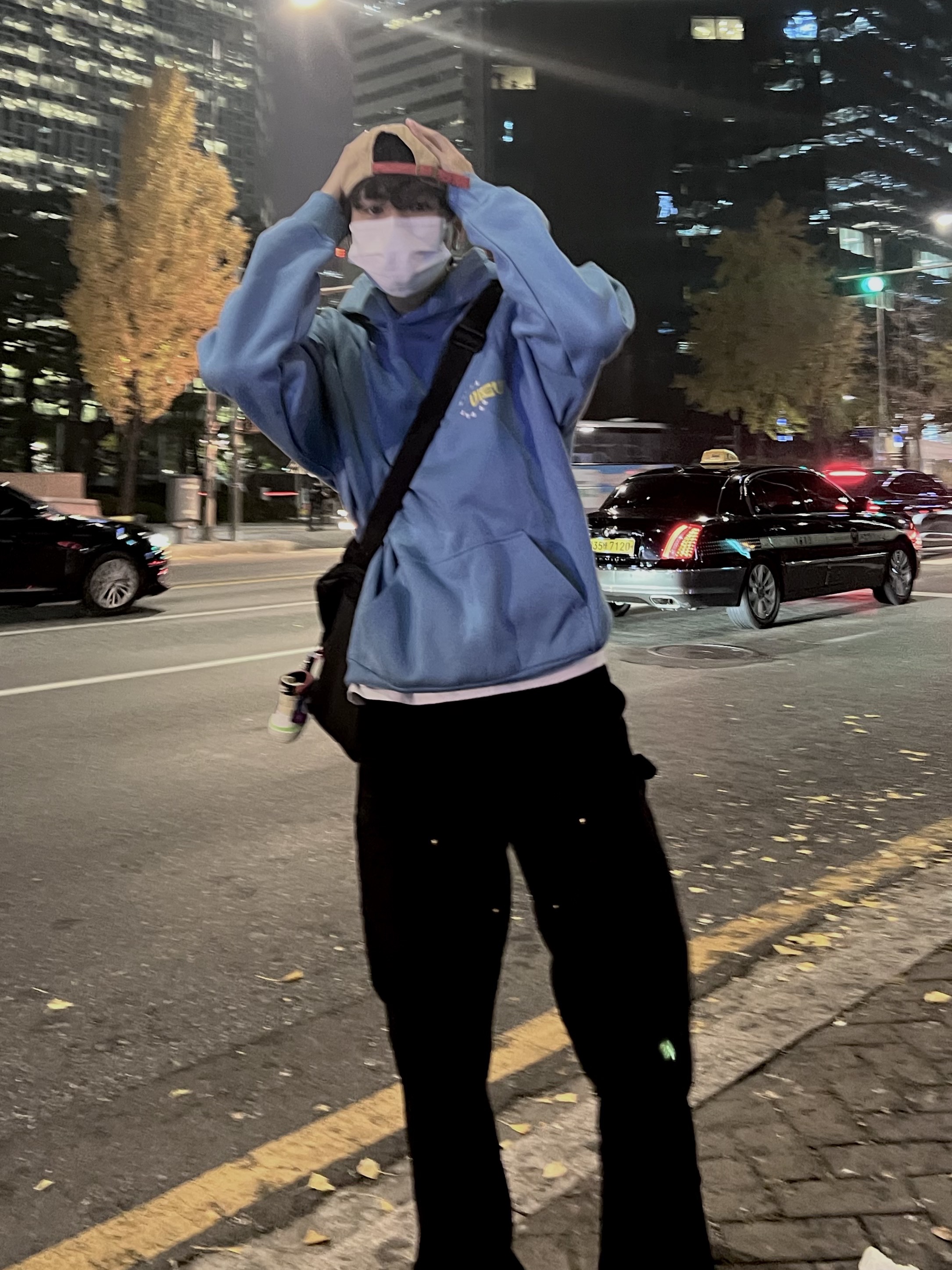 Jordan 1 Low Hyper Royal 착용 스타일 - 1