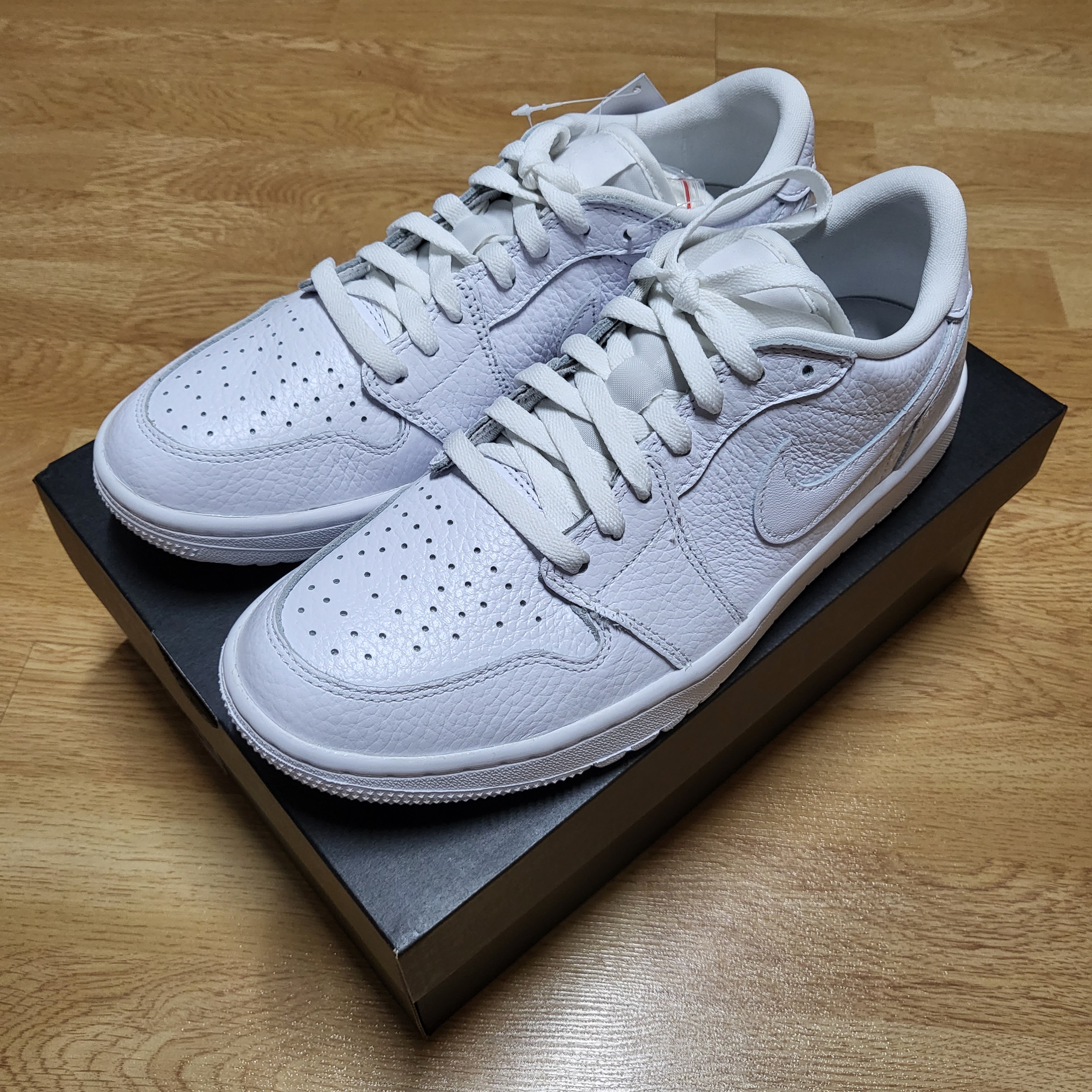 Jordan 1 Low Golf Triple White 착용 스타일 - 2