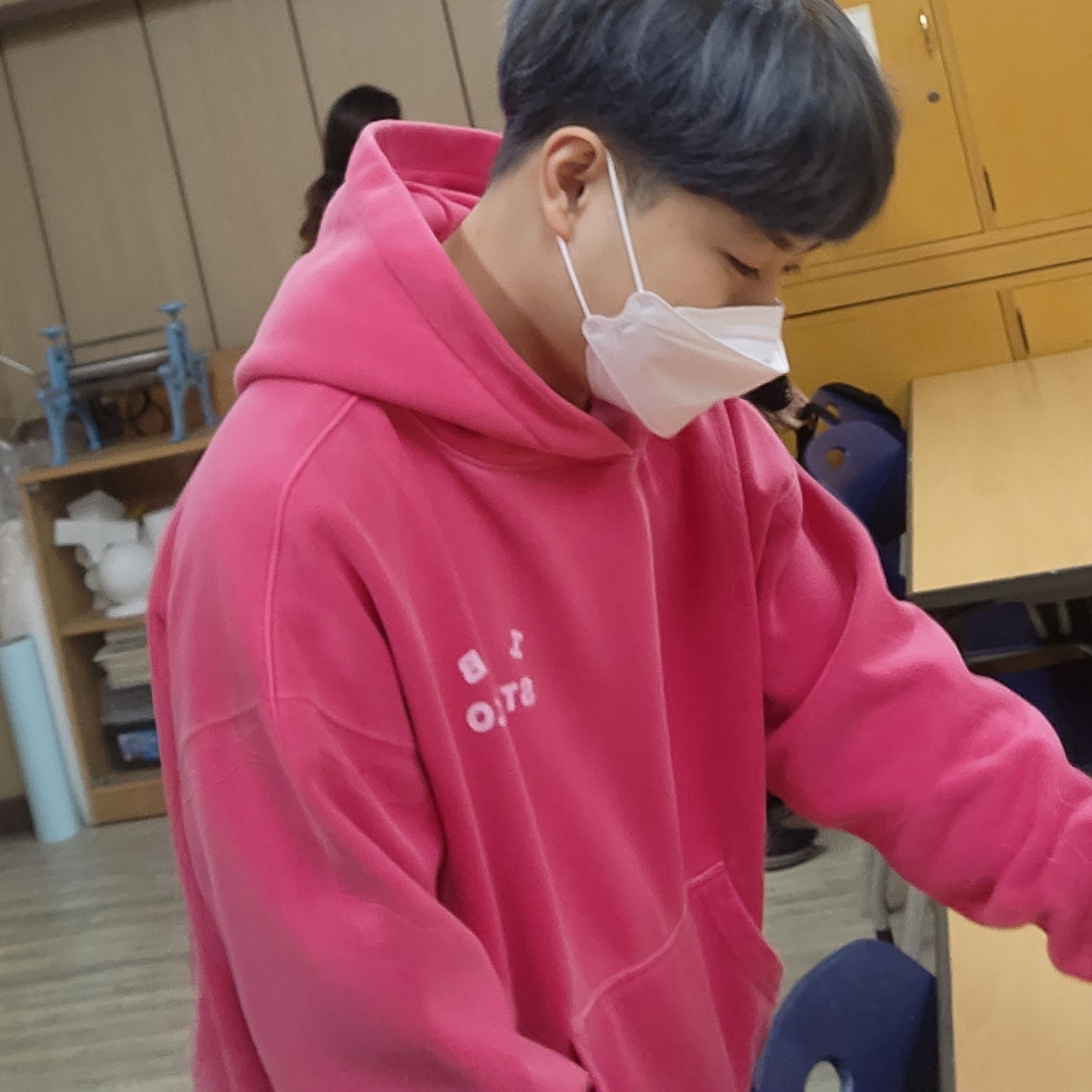 IAB Studio Pigment Hoodie & Sack Coral 착용 스타일