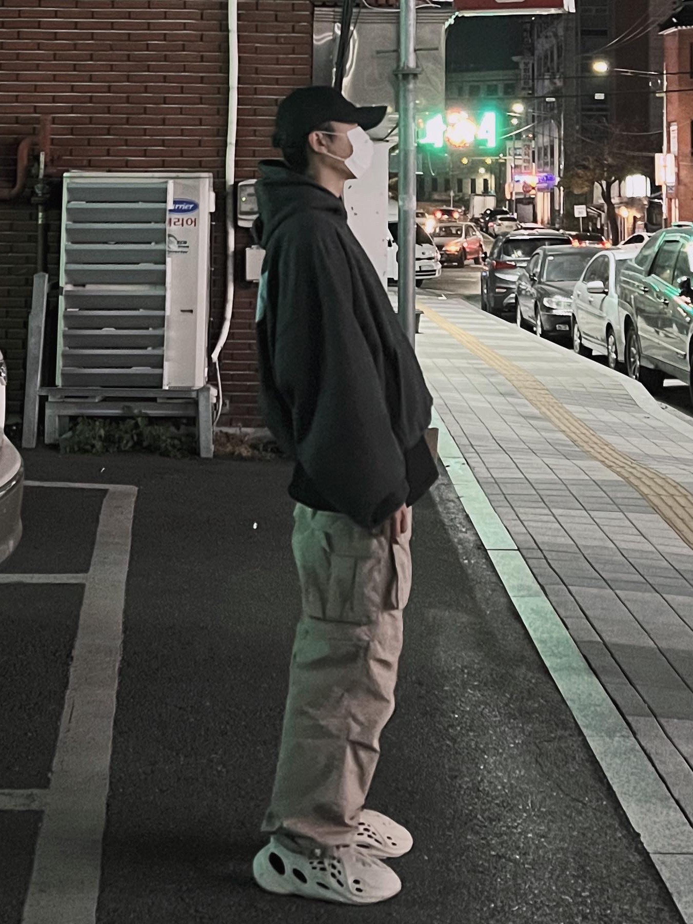 Yeezy Gap Engineered By Balenciaga Dove Hoodie Black, Adidas Yeezy Foam RNNR Sand 착용 스타일 - 1