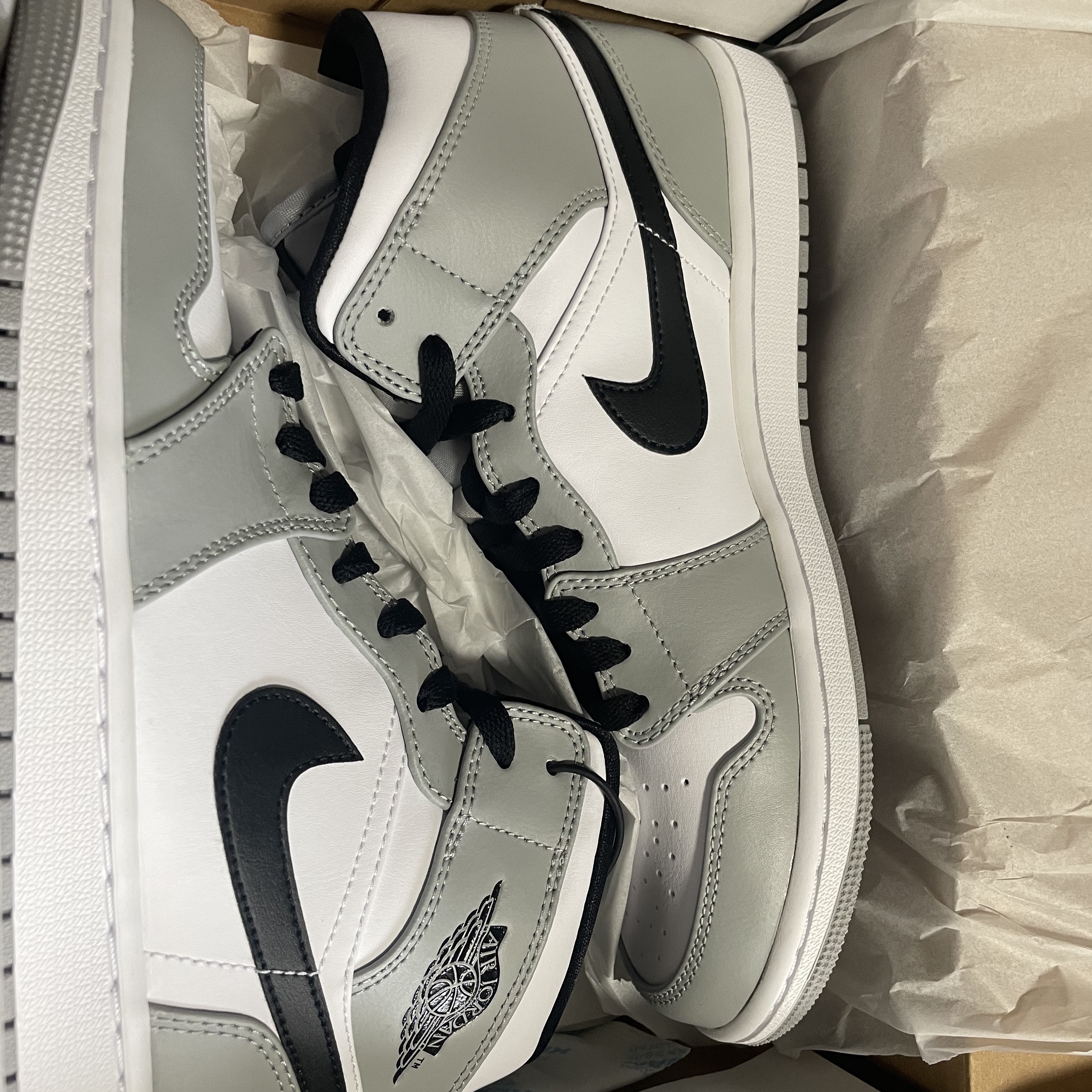 Jordan 1 Mid Light Smoke Grey 착용 스타일 - 3