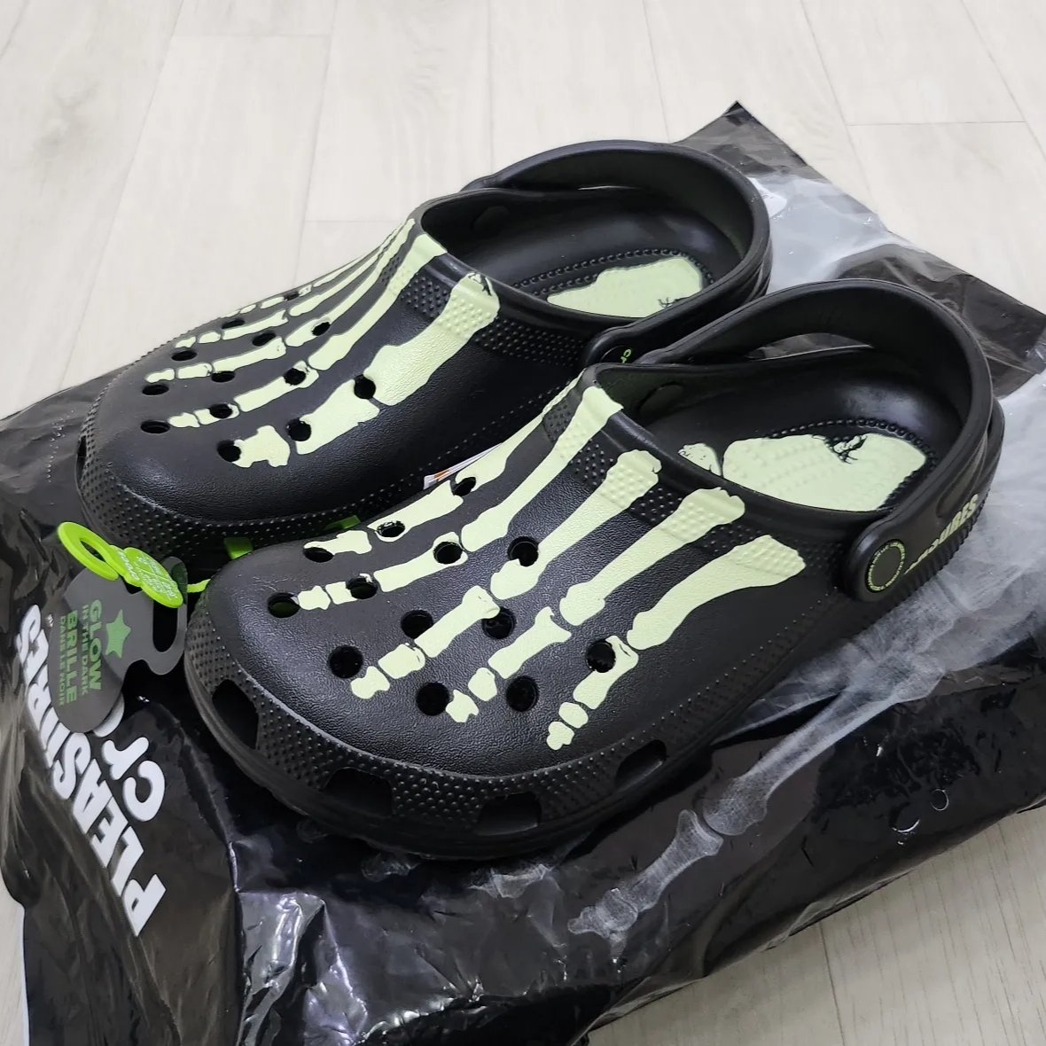 Crocs x Pleasures Clog Black 착용 스타일 - 4