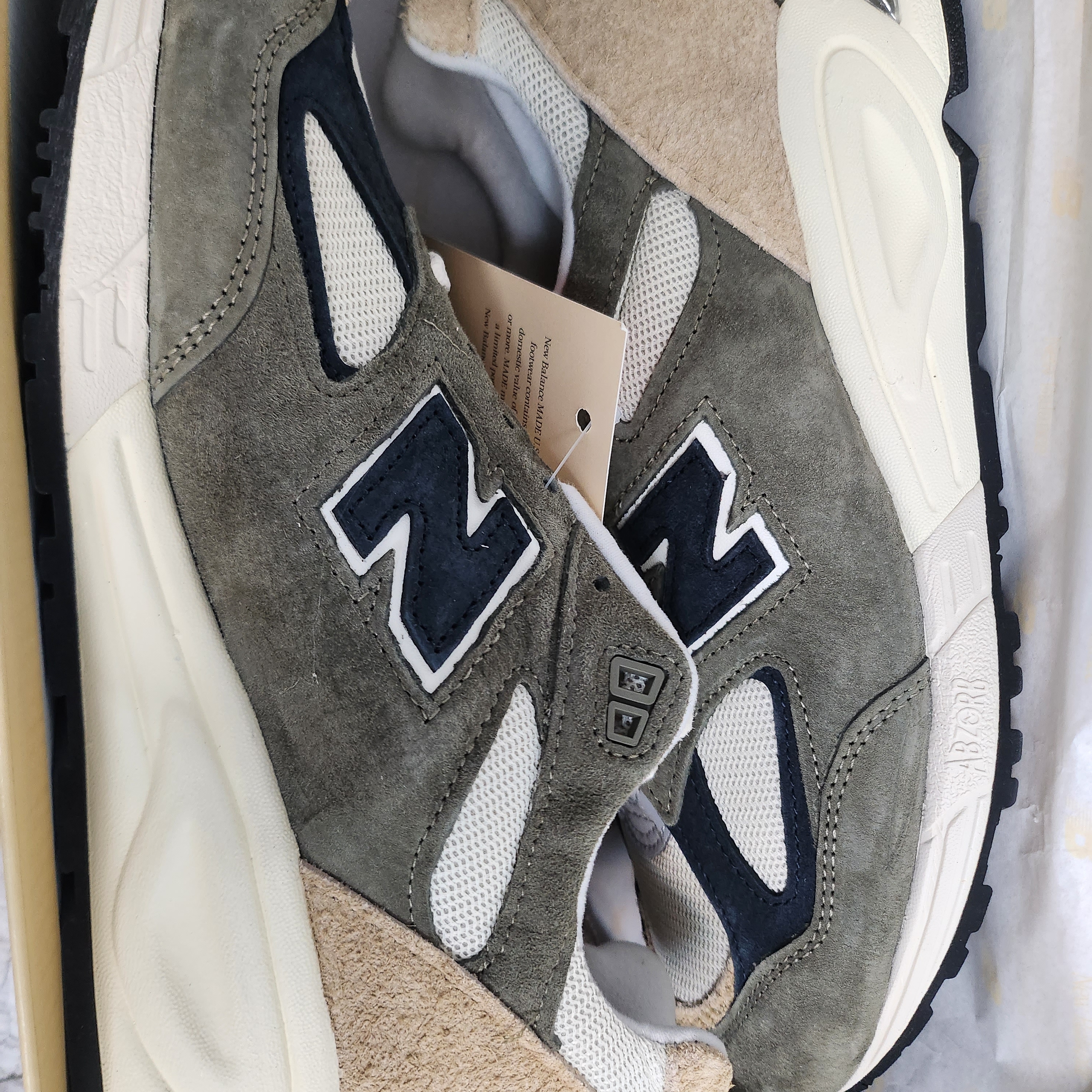 New Balance 990v2 Made in USA Grey Tan 착용 스타일 - 2