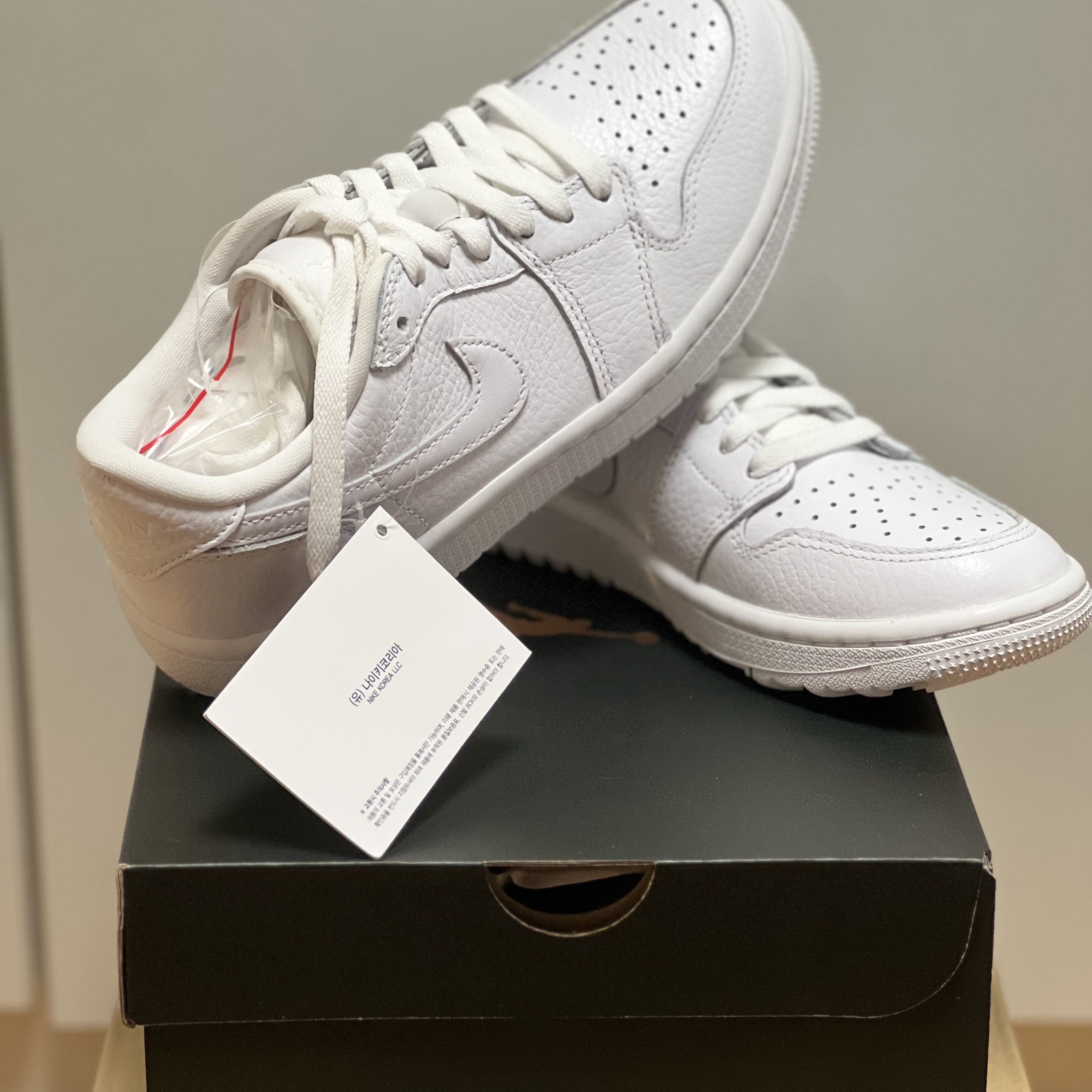Jordan 1 Low Golf Triple White 착용 스타일 - 2