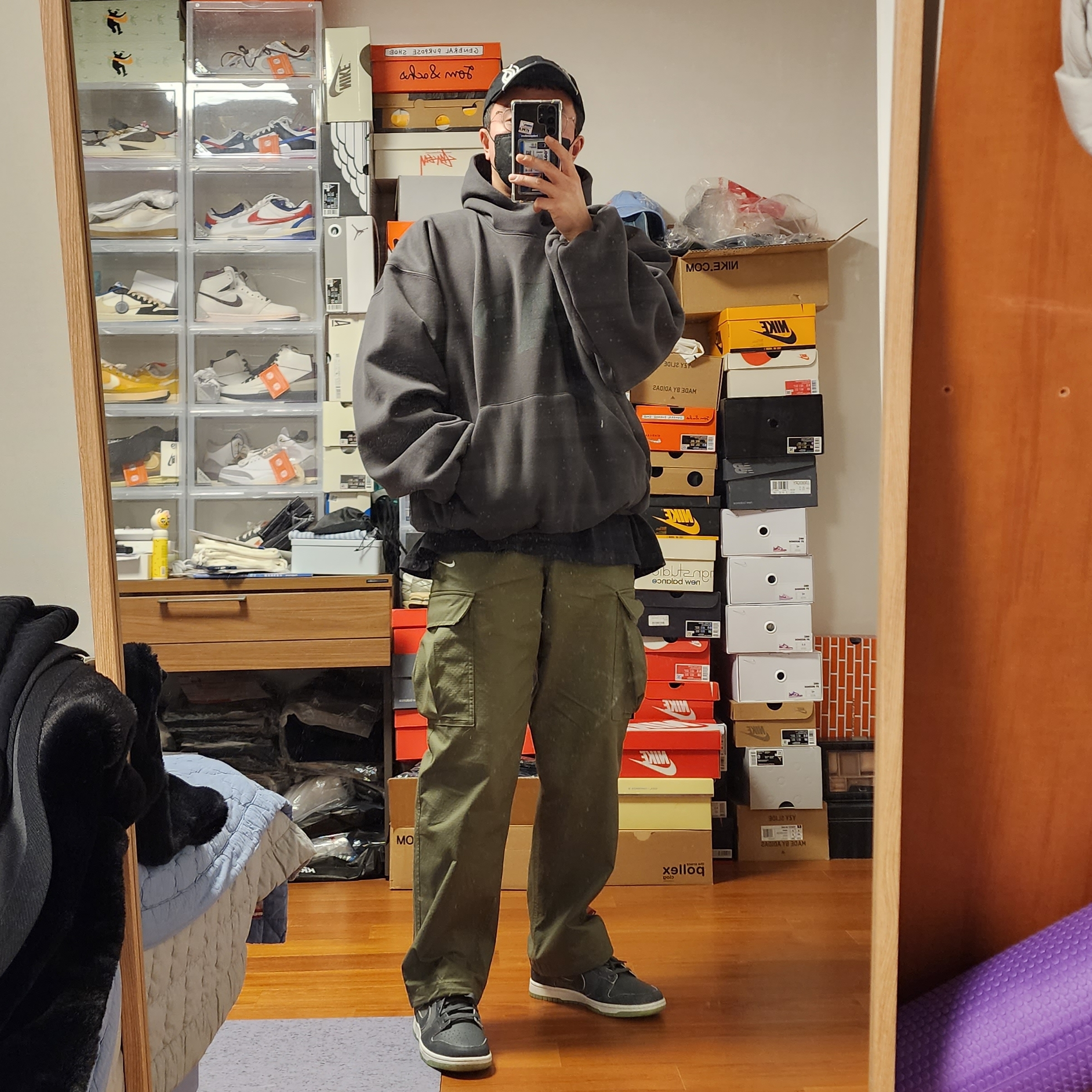 Yeezy Gap Engineered By Balenciaga Dove Hoodie Black, Yeezy Gap Engineered By Balenciaga Flame Cap Black 착용 스타일 - 1