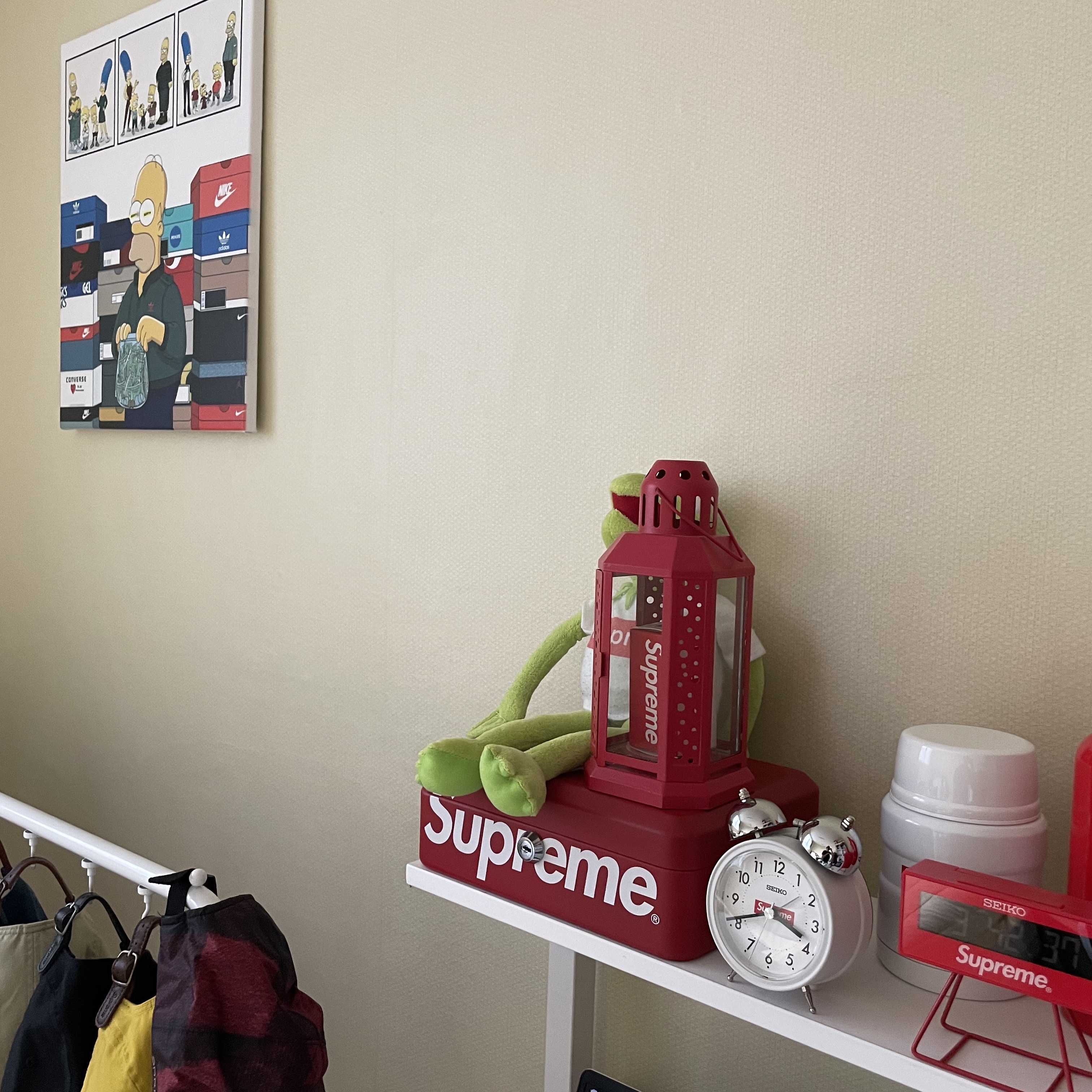 Supreme x Seiko Alarm Clock White - 22FW, Supreme x Seiko Marathon Clock - 21SS 착용 스타일 - 5