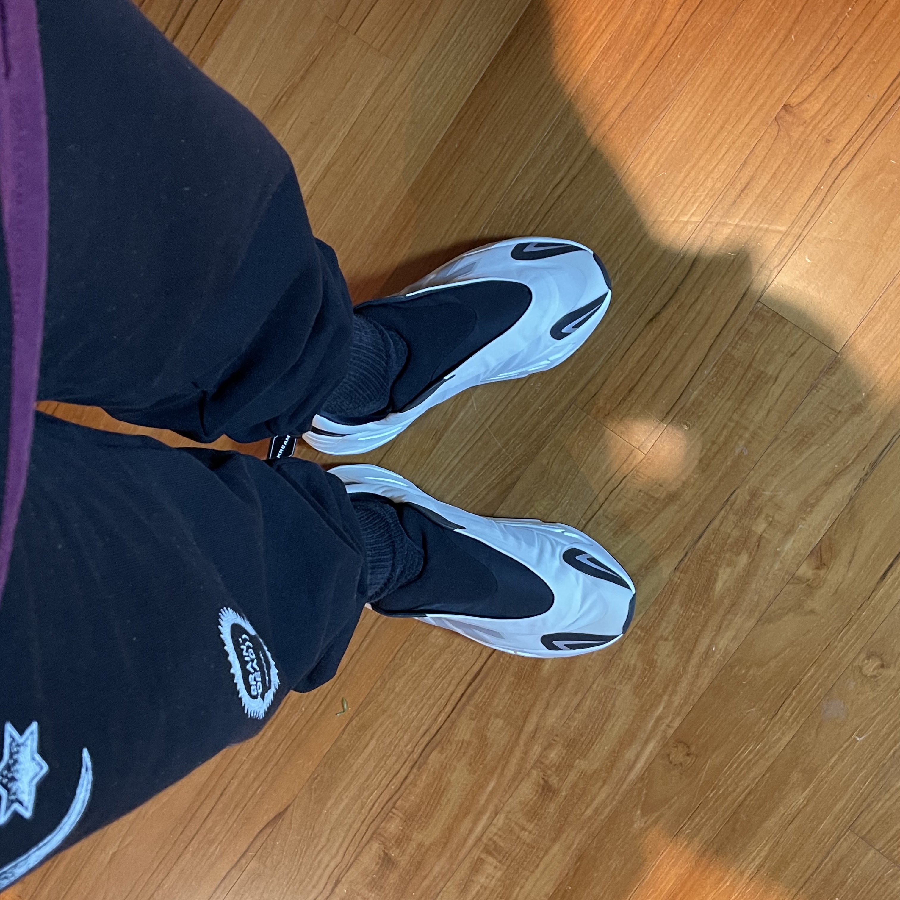 Adidas Yeezy Boost 700 MNVN Analog 착용 스타일 - 1