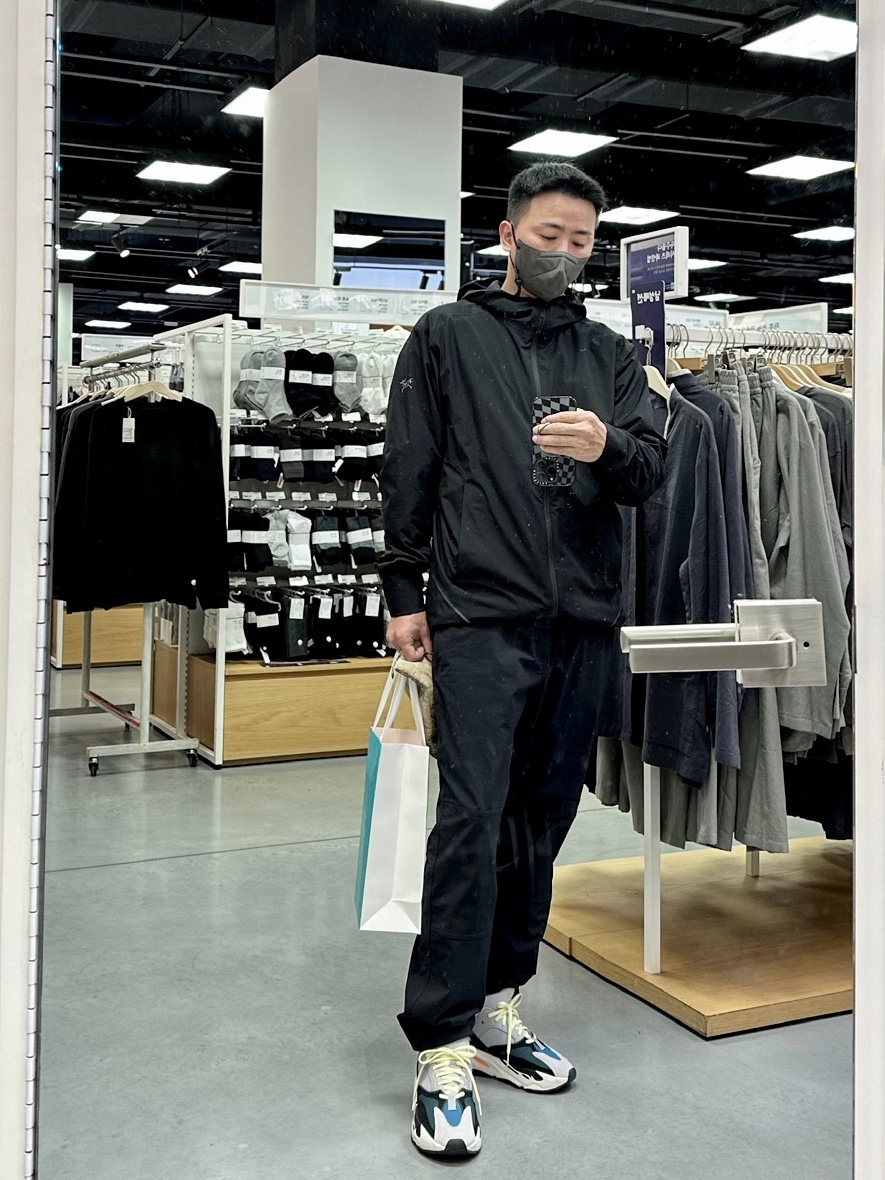 Arc'teryx Solano Hoody Black, Apple iPhone 14 Pro 512GB Deep Purple (Korean Ver.) 착용 스타일