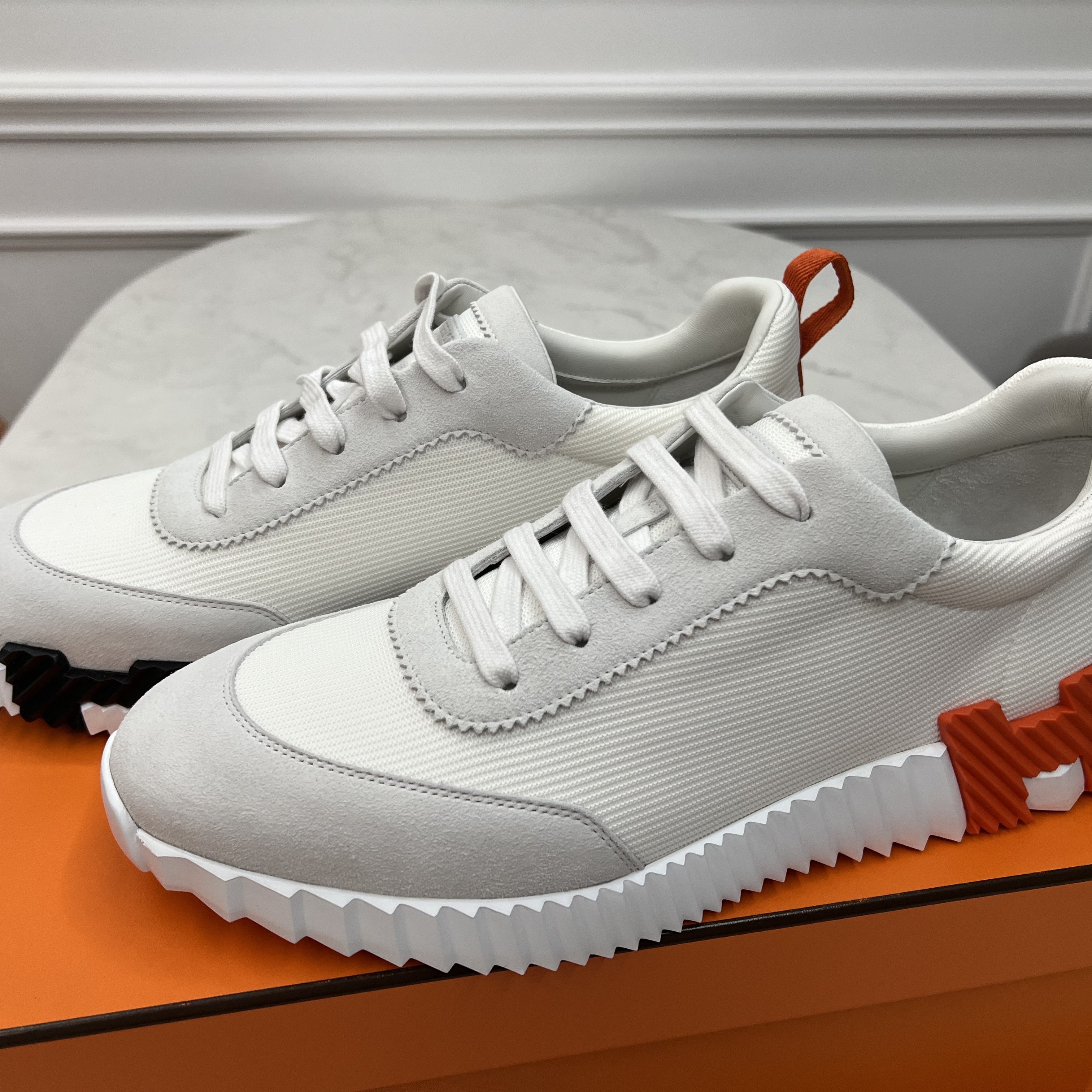 Hermes Bouncing Sneakers Canvas Suede Goatskin & Blanc Orange, Hermes Bouncing Sneakers Mesh Suede Goatskin & Multicolore Beige 착용 스타일 - 1