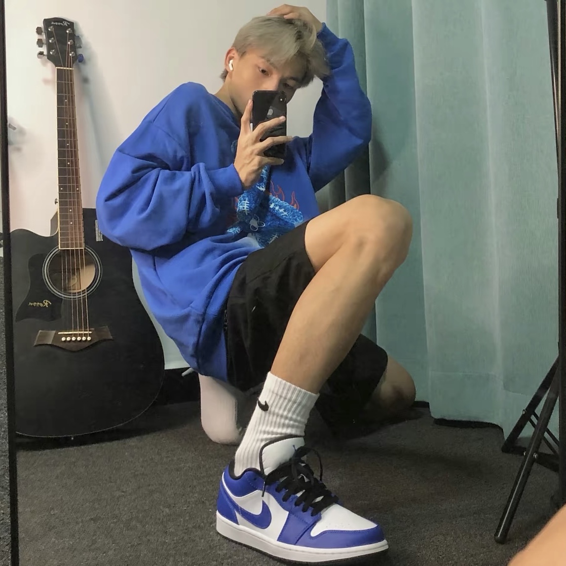 Jordan 1 Low Hyper Royal 착용 스타일 - 1