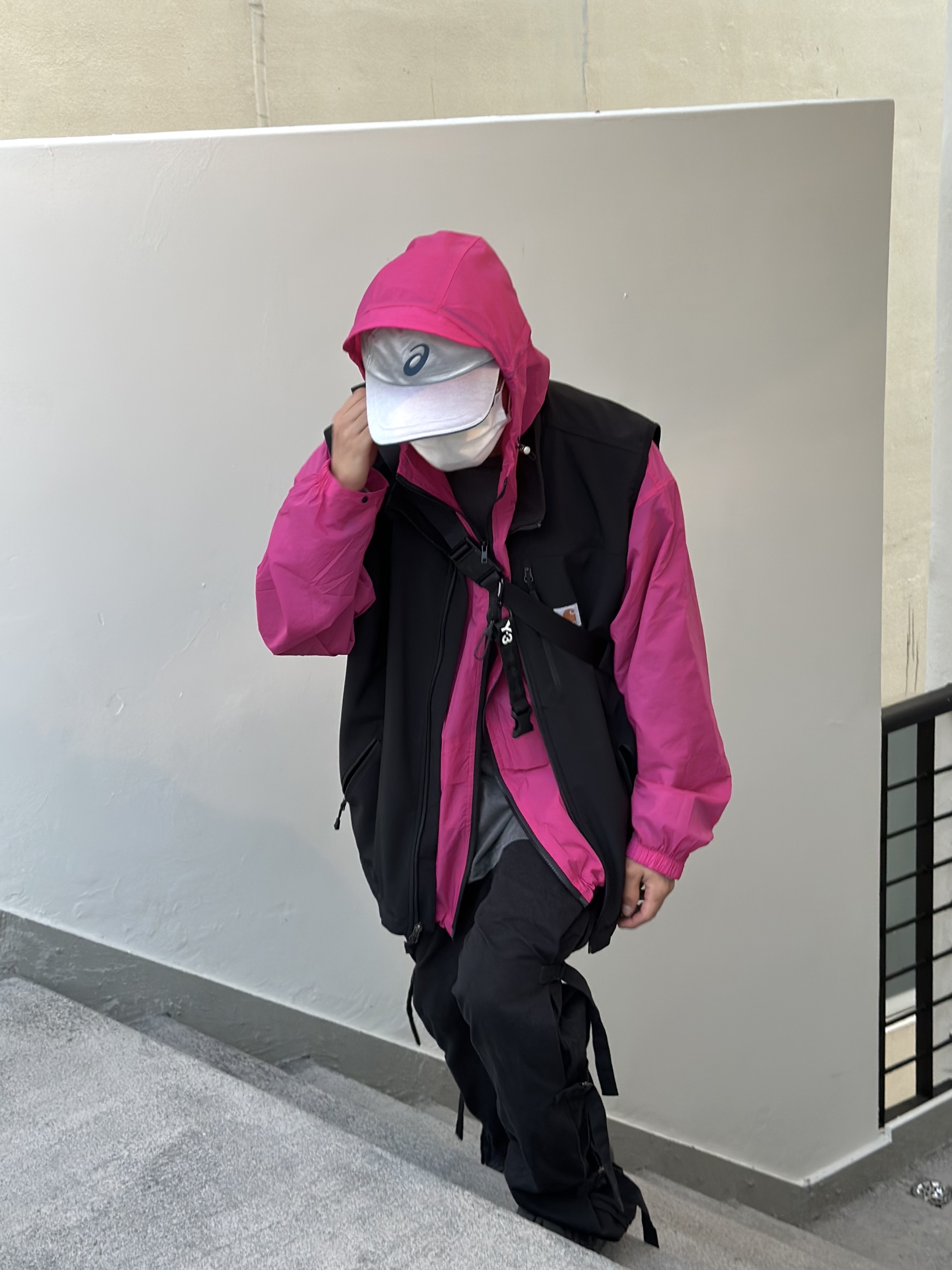 IAB Studio x Asics Silver Woven Cap, Adidas Yeezy Foam RNNR Onyx 착용 스타일 - 1