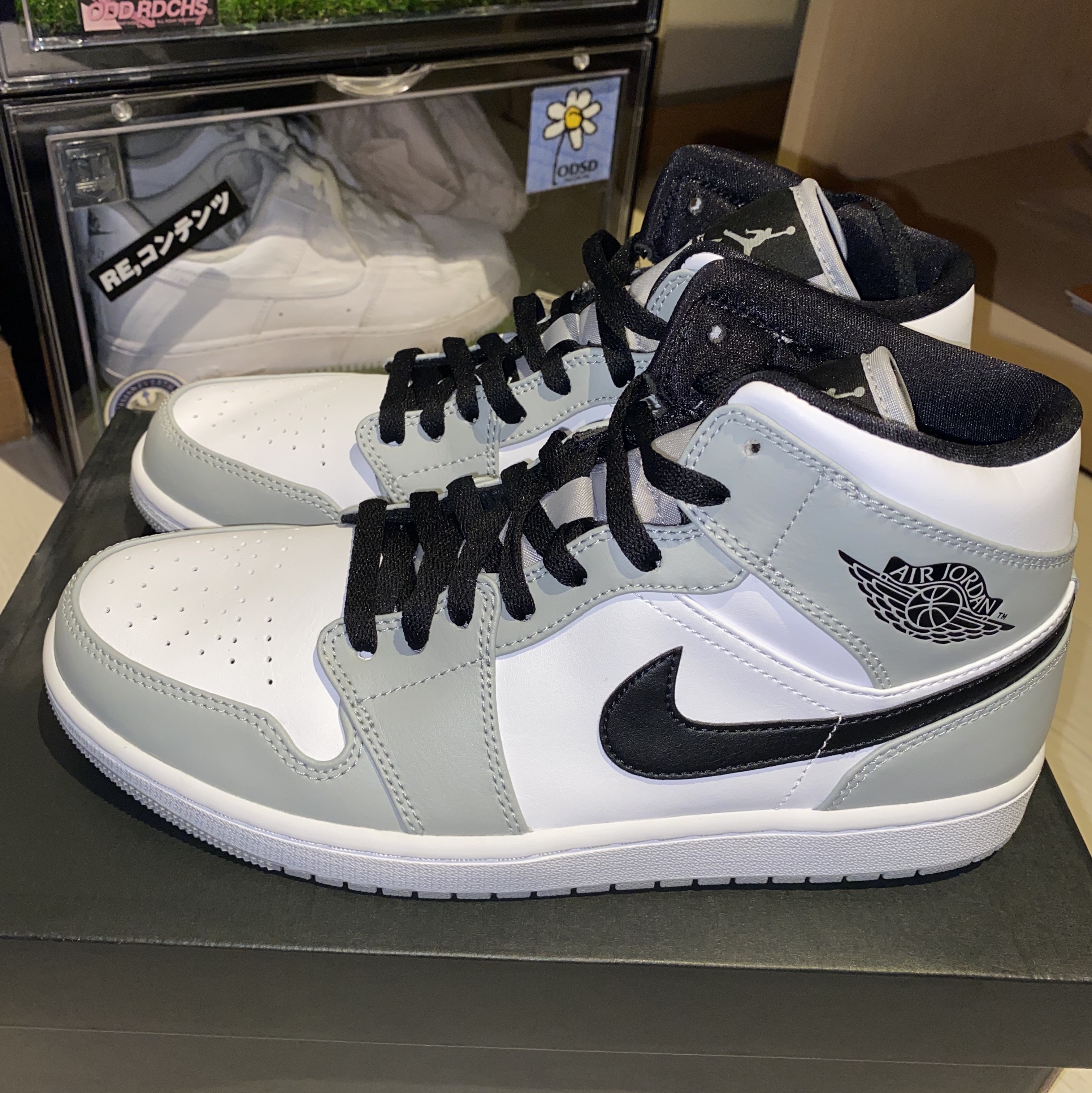 Nike Air Force 1 '07 Low White, Jordan 1 Mid Light Smoke Grey 착용 스타일 - 3