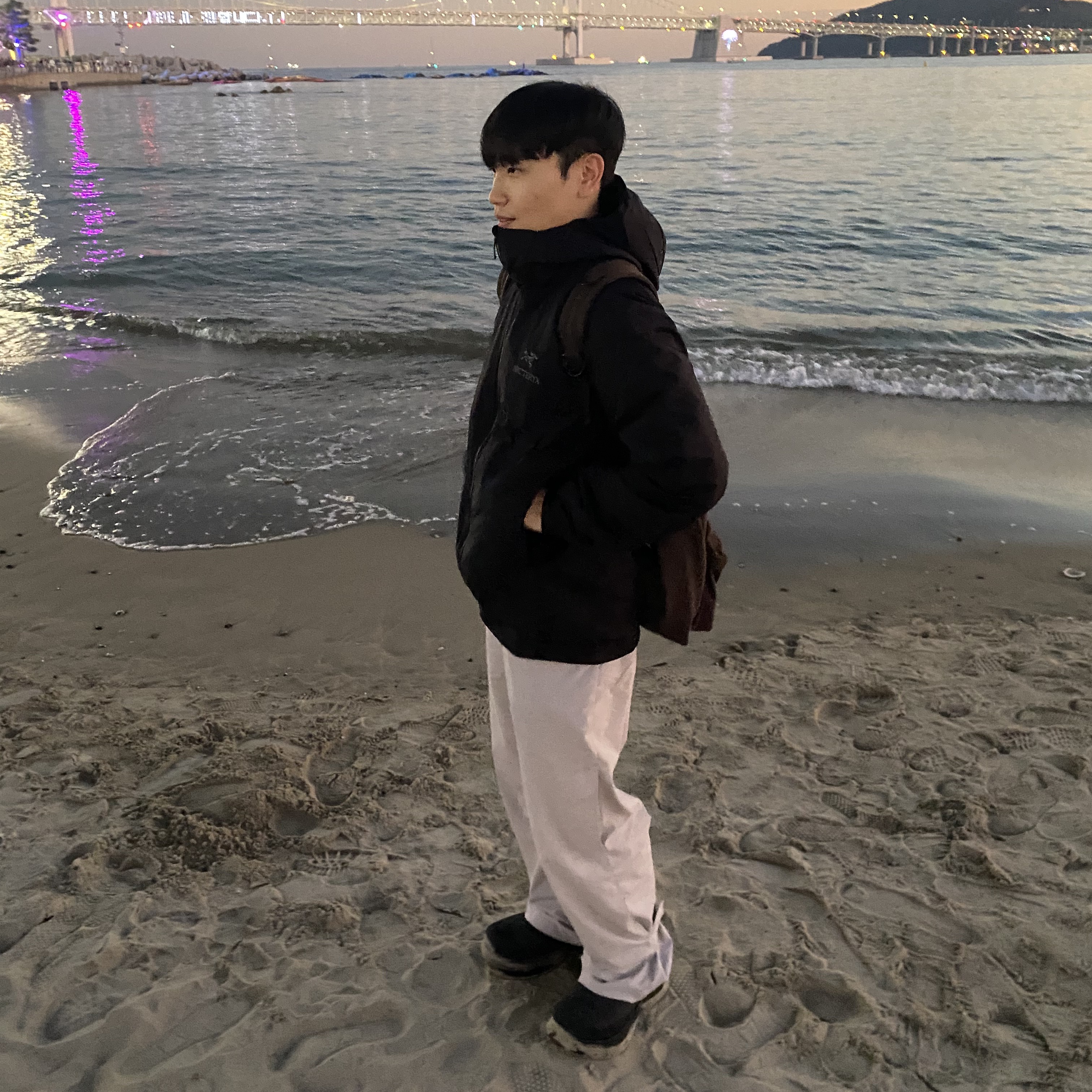 Arc'teryx Atom LT Hoody Black, Balenciaga x Crocs Rubber Boot Black 착용 스타일 - 3