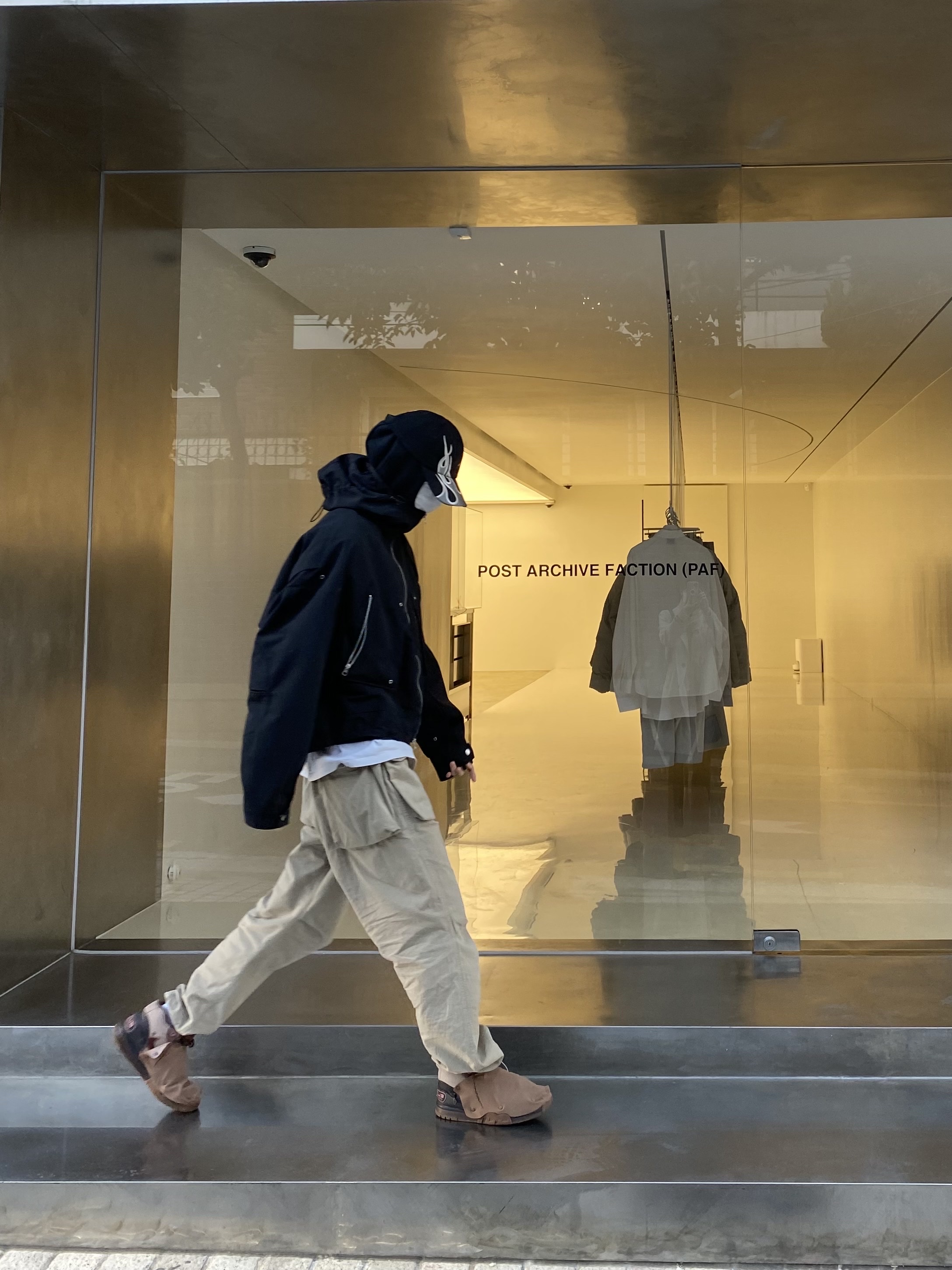 Yeezy Gap Engineered By Balenciaga Flame Cap Black, Nike x Travis Scott Air Trainer 1 Archaeo Brown and Rust Pink 착용 스타일 - 2