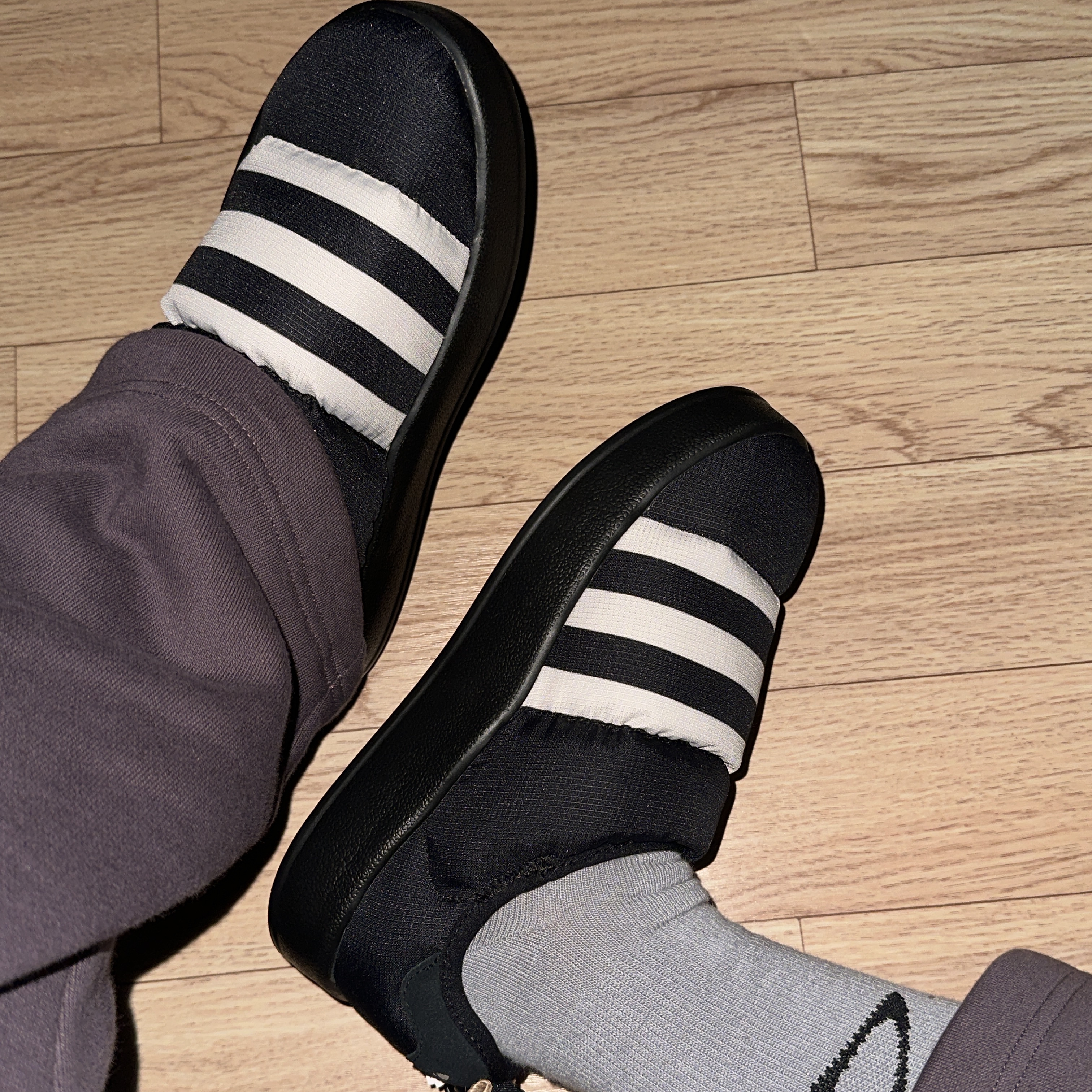 Adidas Puffylette Core Black 착용 스타일