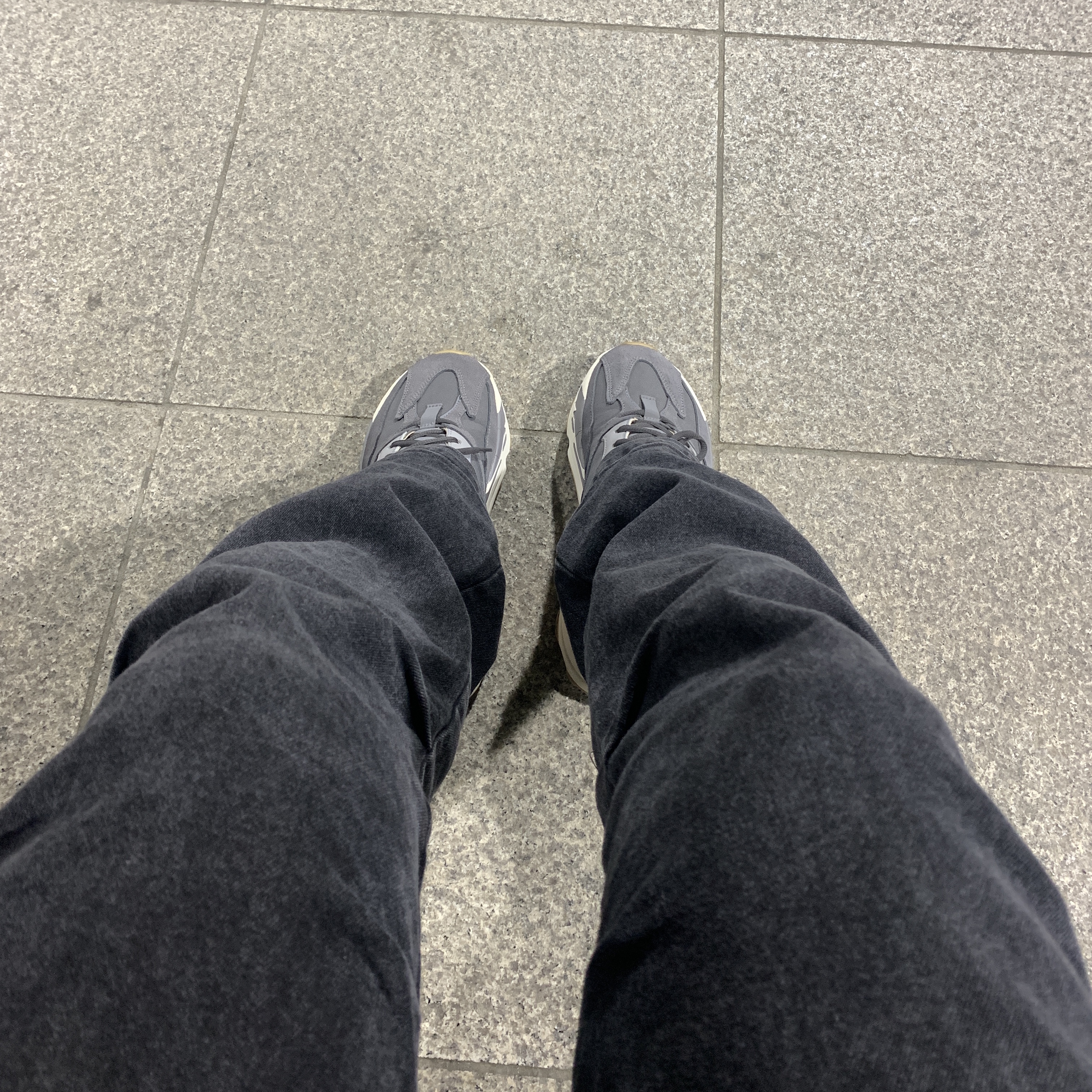 Adidas Yeezy Boost 700 Magnet 착용 스타일