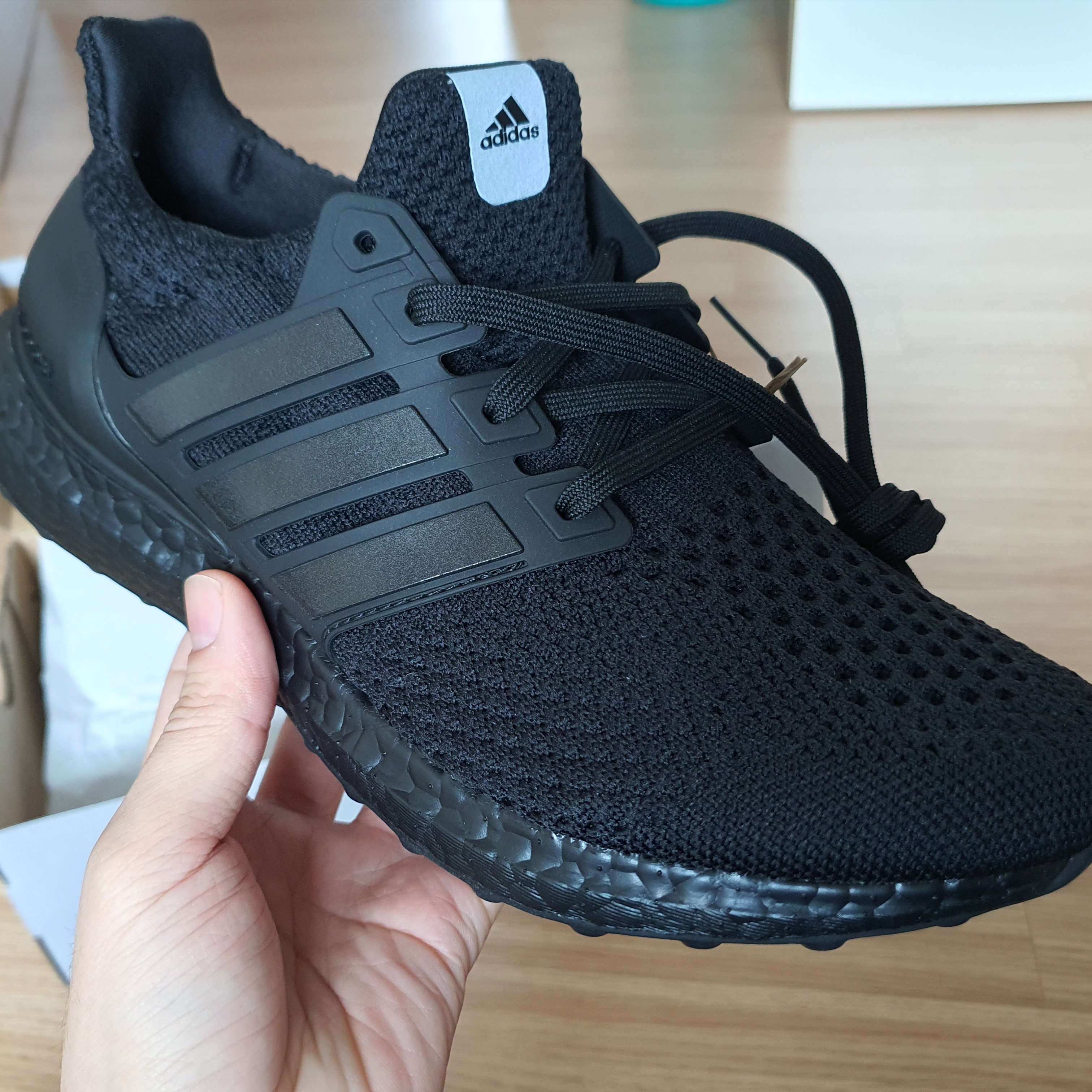 Adidas Ultraboost 5.0 DNA Black Beam Green 착용 스타일