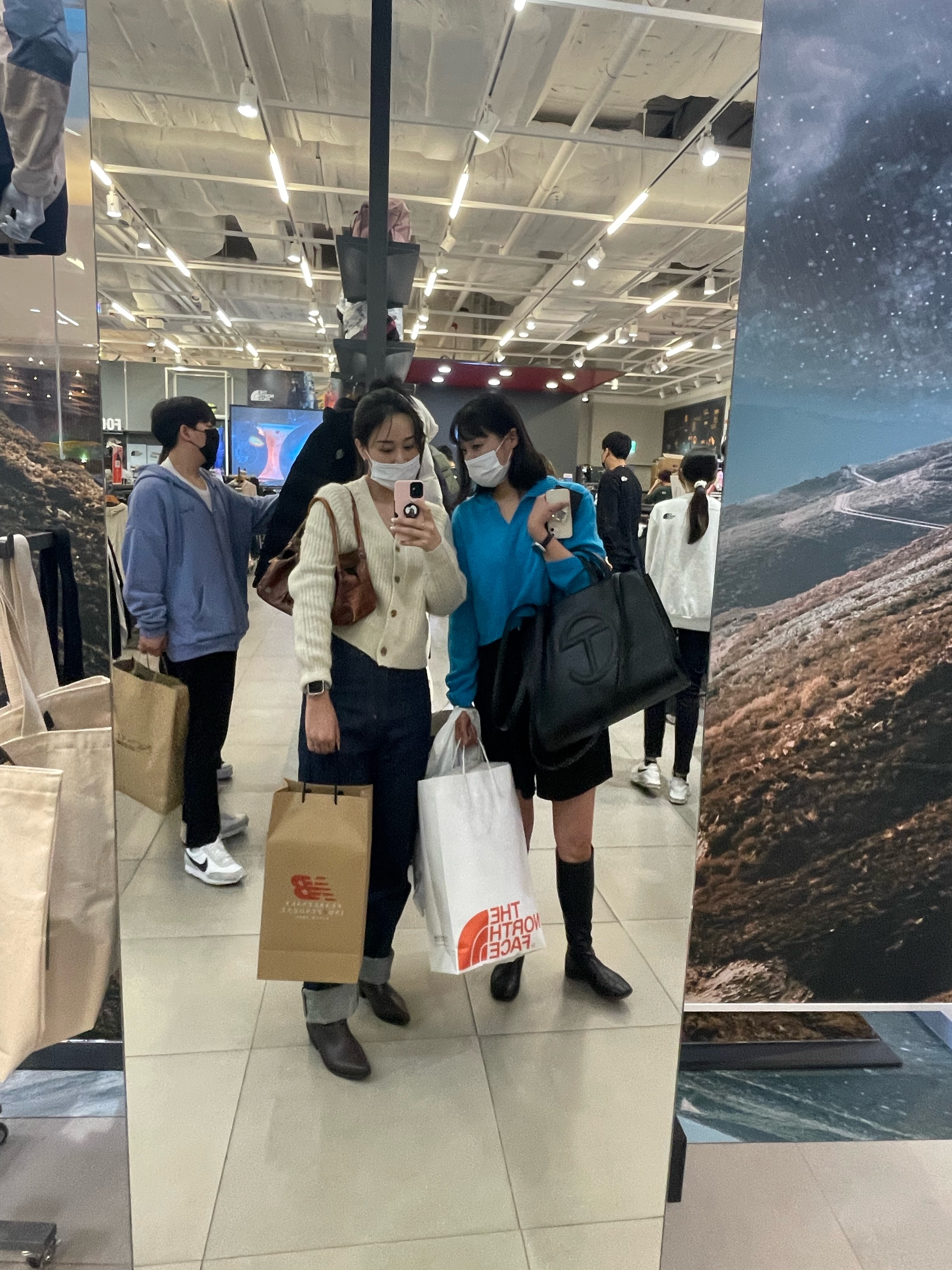 Telfar Medium Shopping Bag Black, The North Face 1996 Eco Nuptse Jacket White 착용 스타일