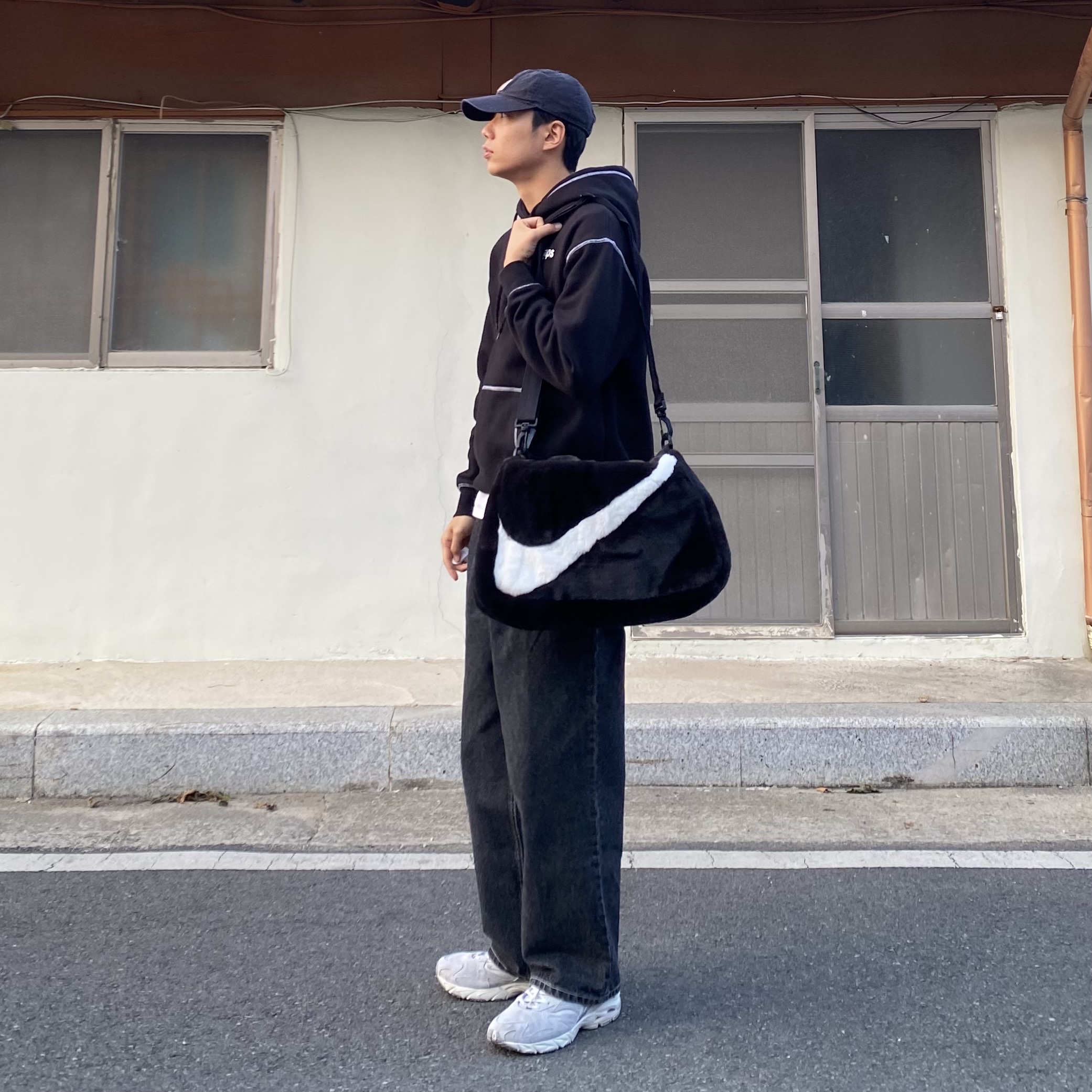 Nike NSW Faux Fur Tote Bag Black 착용 스타일 - 1