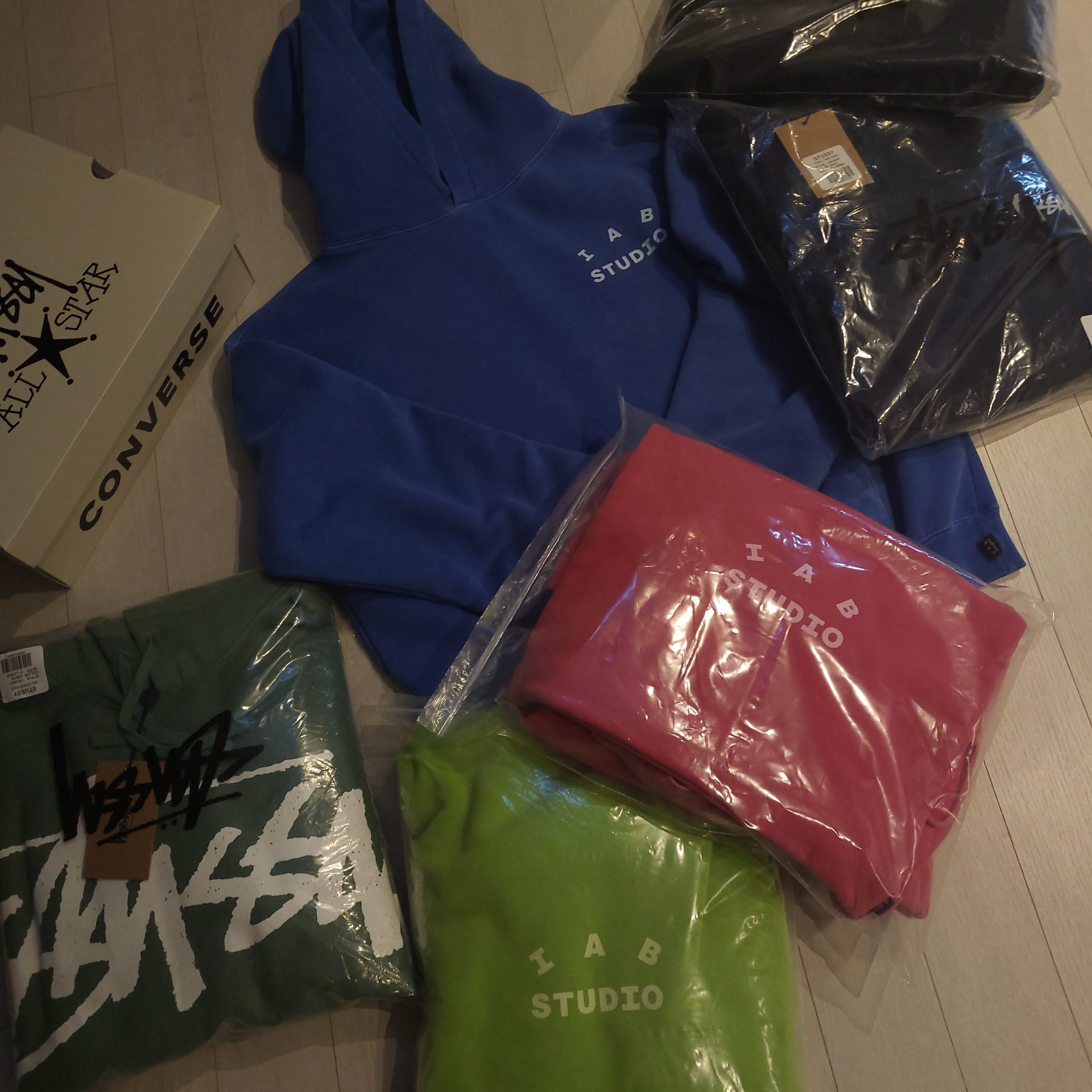 Converse x Stussy One Star Pro Ox 8 Ball Green, IAB Studio Pigment Hoodie Royal Blue - 22FW 착용 스타일