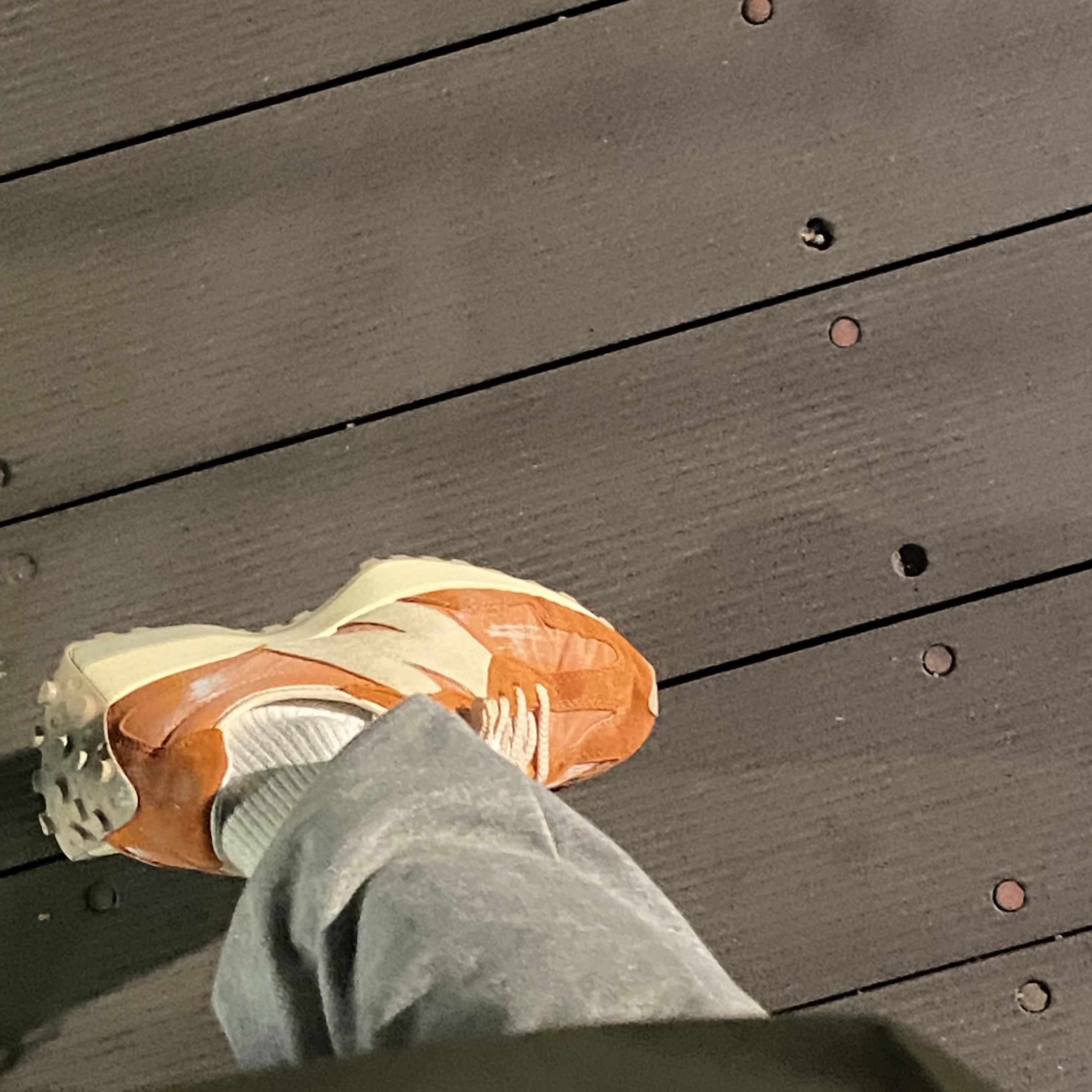 New Balance 327 Vintage Luxe Orange 착용 스타일 - 1