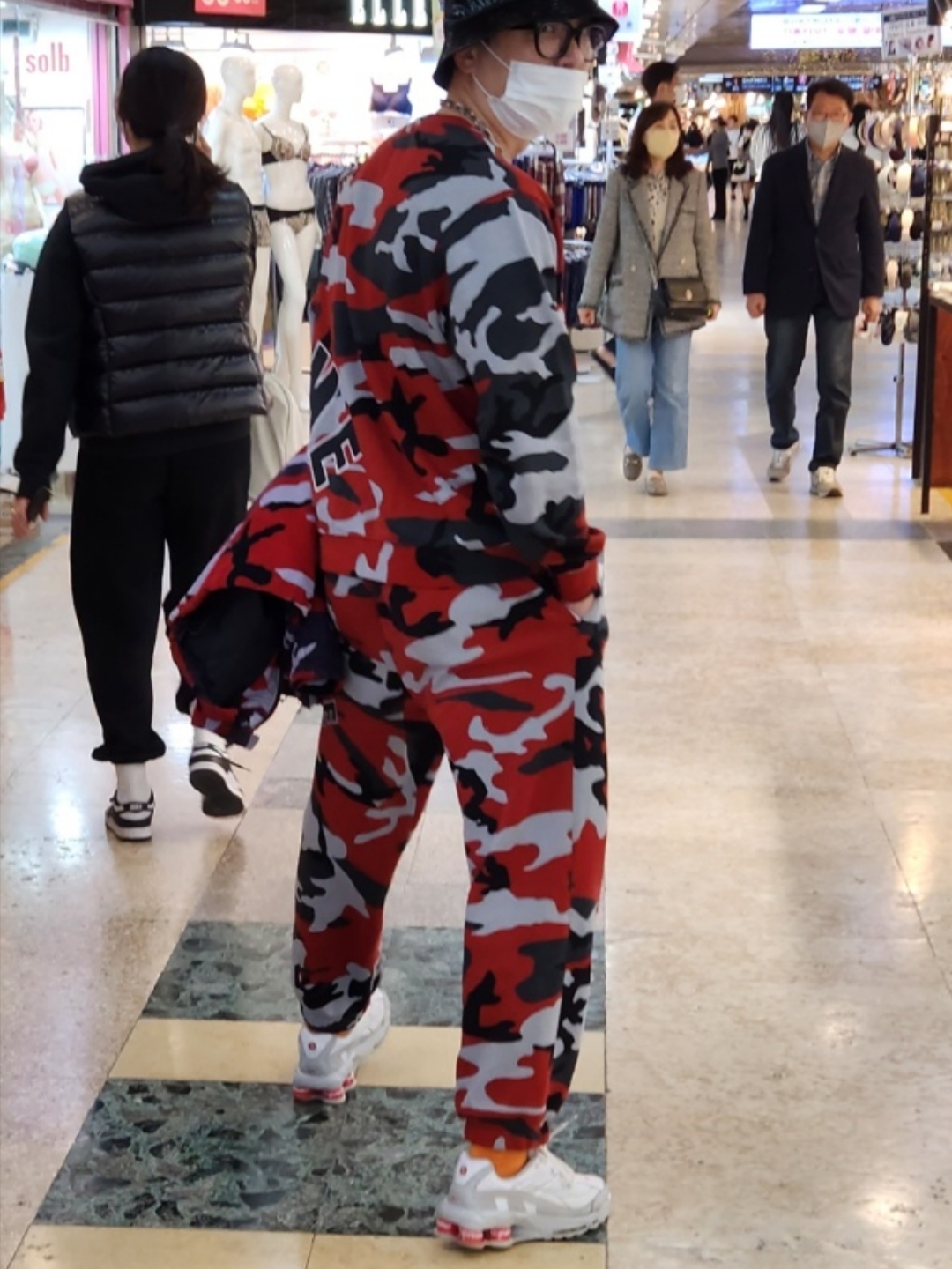 Nike x Supreme Shox Ride 2 SP White, Supreme x Nike Arc Corduroy Hooded Jacket Red Camo - 22SS 착용 스타일 - 2