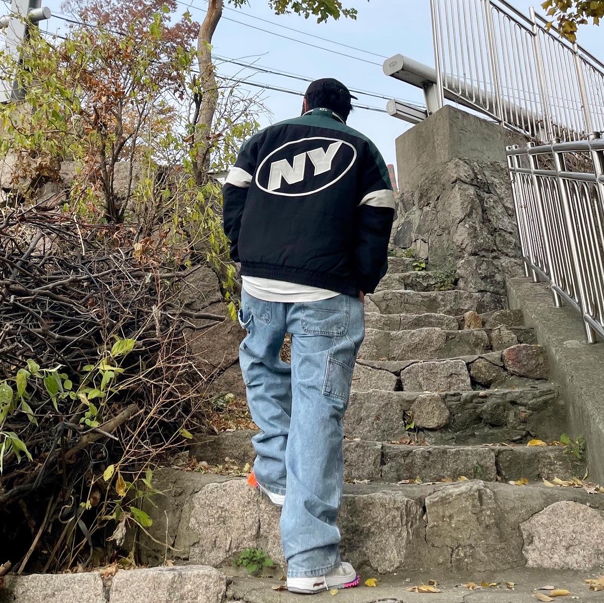 Nike x Off-White Air Force 1 Mid SP White, New Era x Murakami Takashi Ohana Unstructured Cap Black 착용 스타일 - 1
