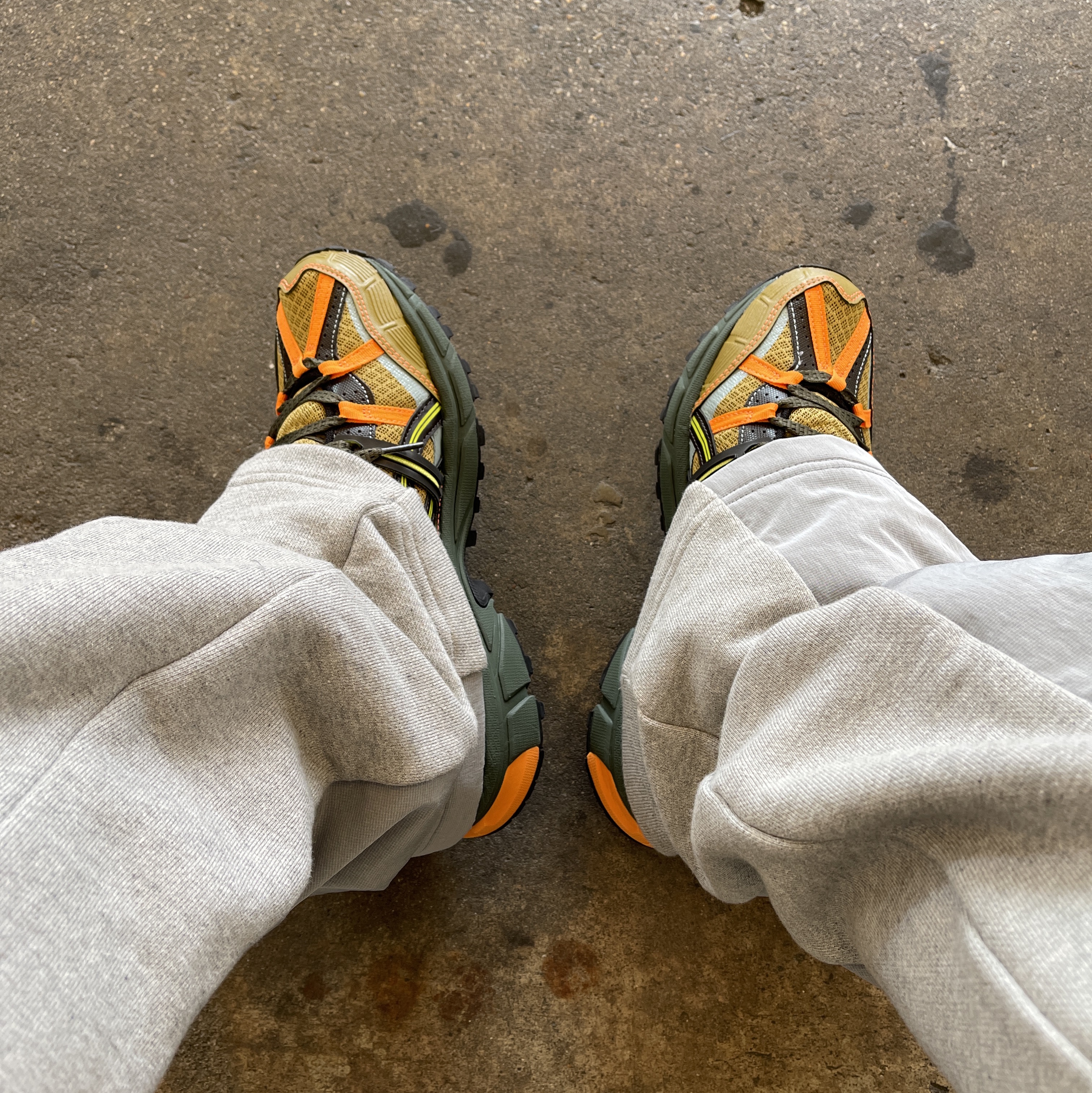 Asics x Andersson Bell Gel-Sonoma 15-50 Olive Oil Dark Brown, Andersson Bell x Asics Track Pants Grey 착용 스타일