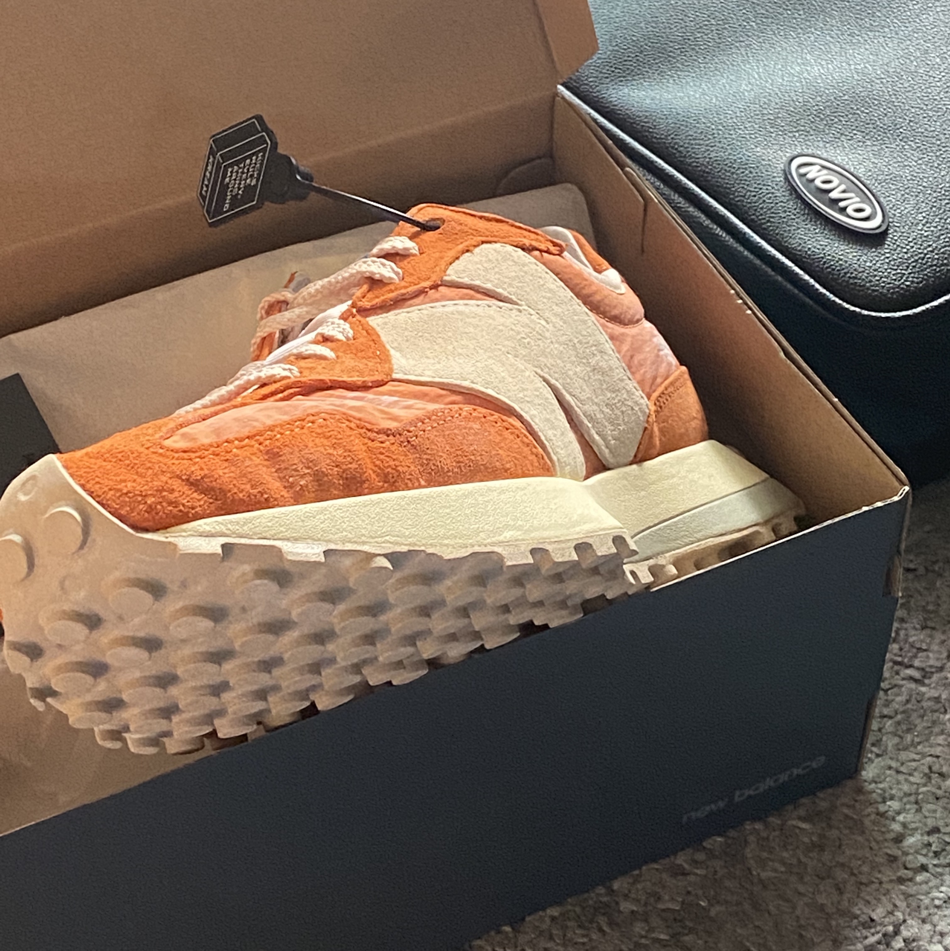 New Balance 327 Vintage Luxe Orange 착용 스타일 - 2