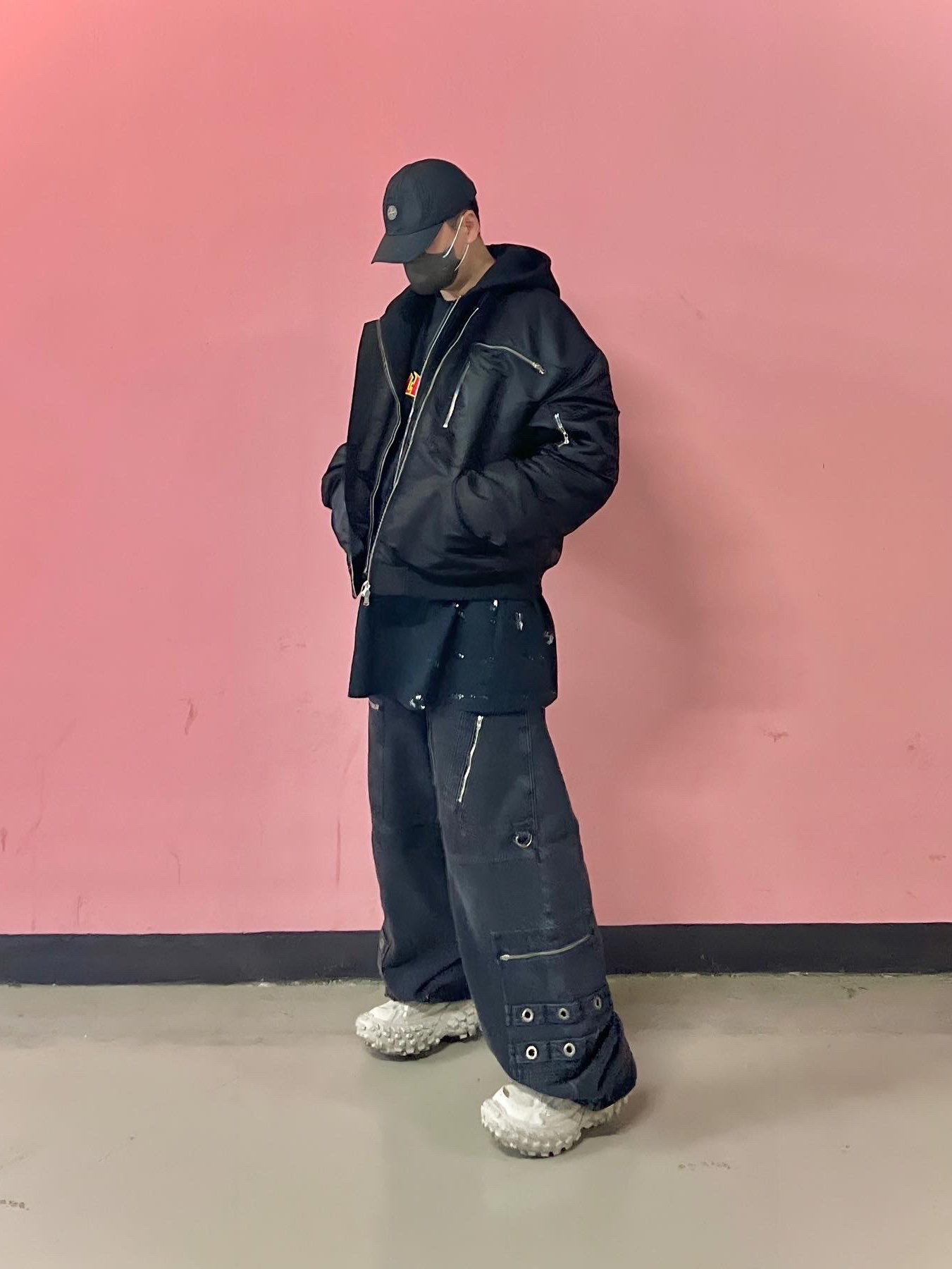 Supreme x Stone Island Painted Camo Nylon 6-Panel Black - 20FW, Balenciaga Defender Sneakers Beige 착용 스타일 - 1
