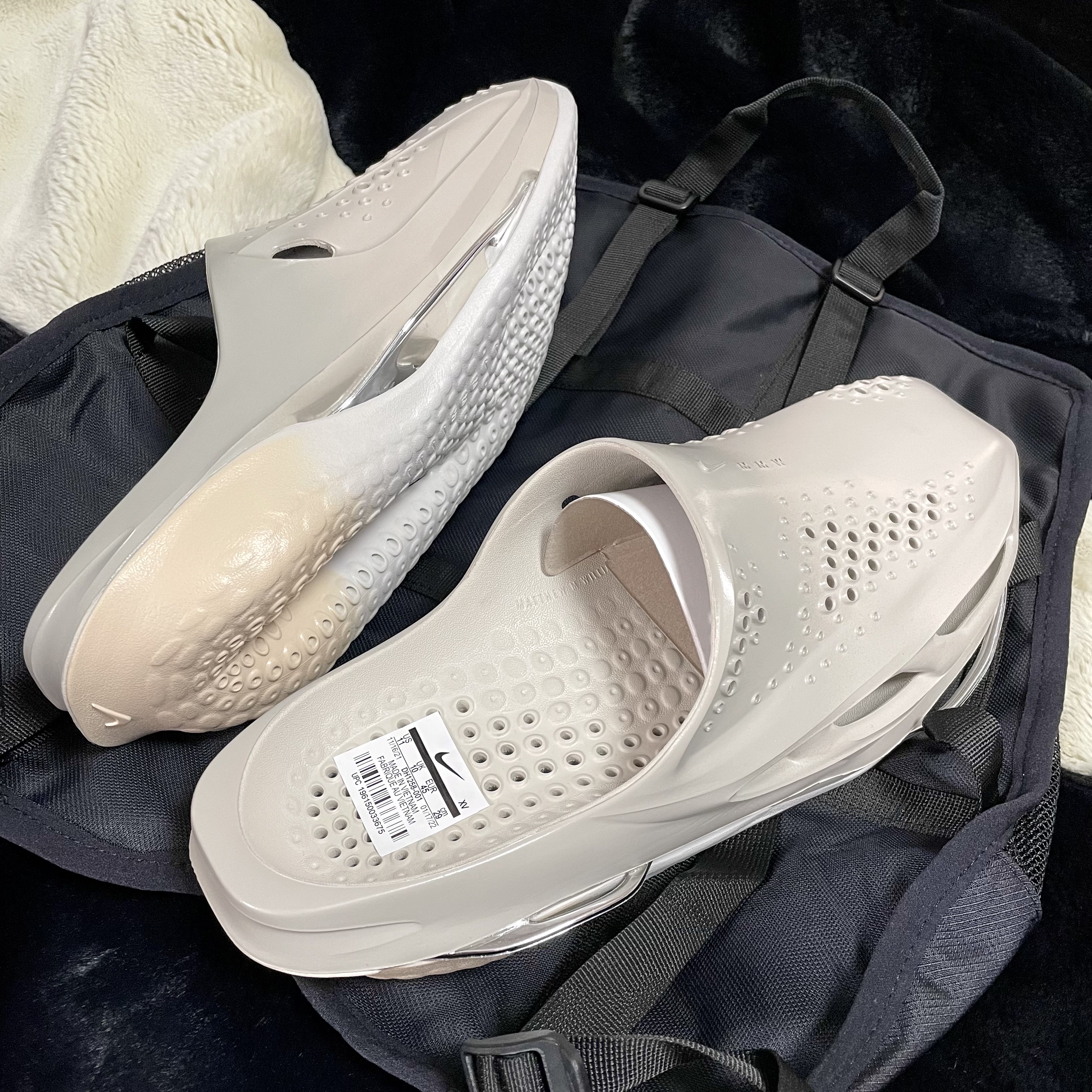 Nike x Matthew M Williams 005 Slide Light Bone and Chrome 착용 스타일