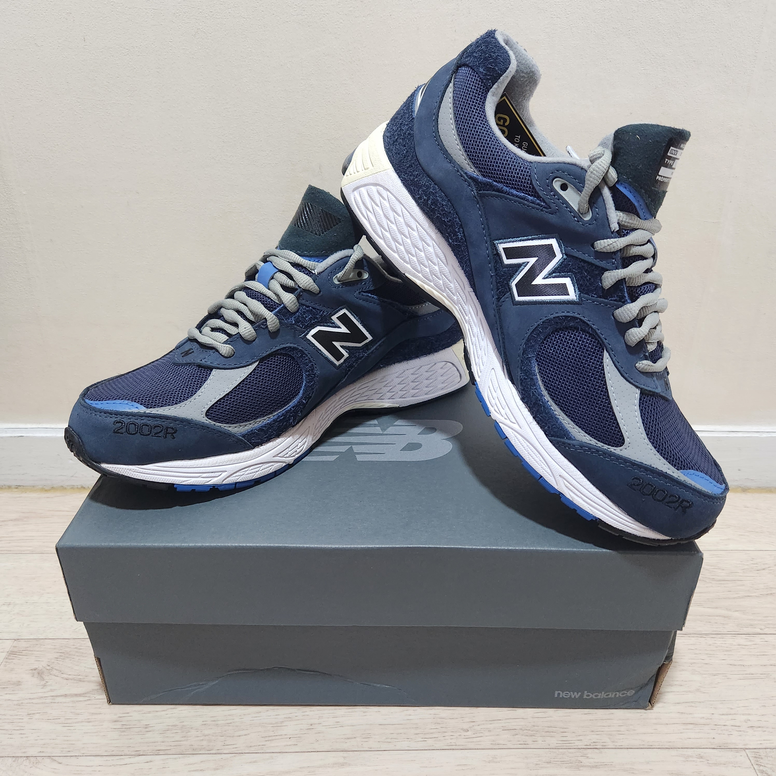 New Balance x Invincible x N.Hoolywood 2002R Gore-Tex Navy 착용 스타일 - 2