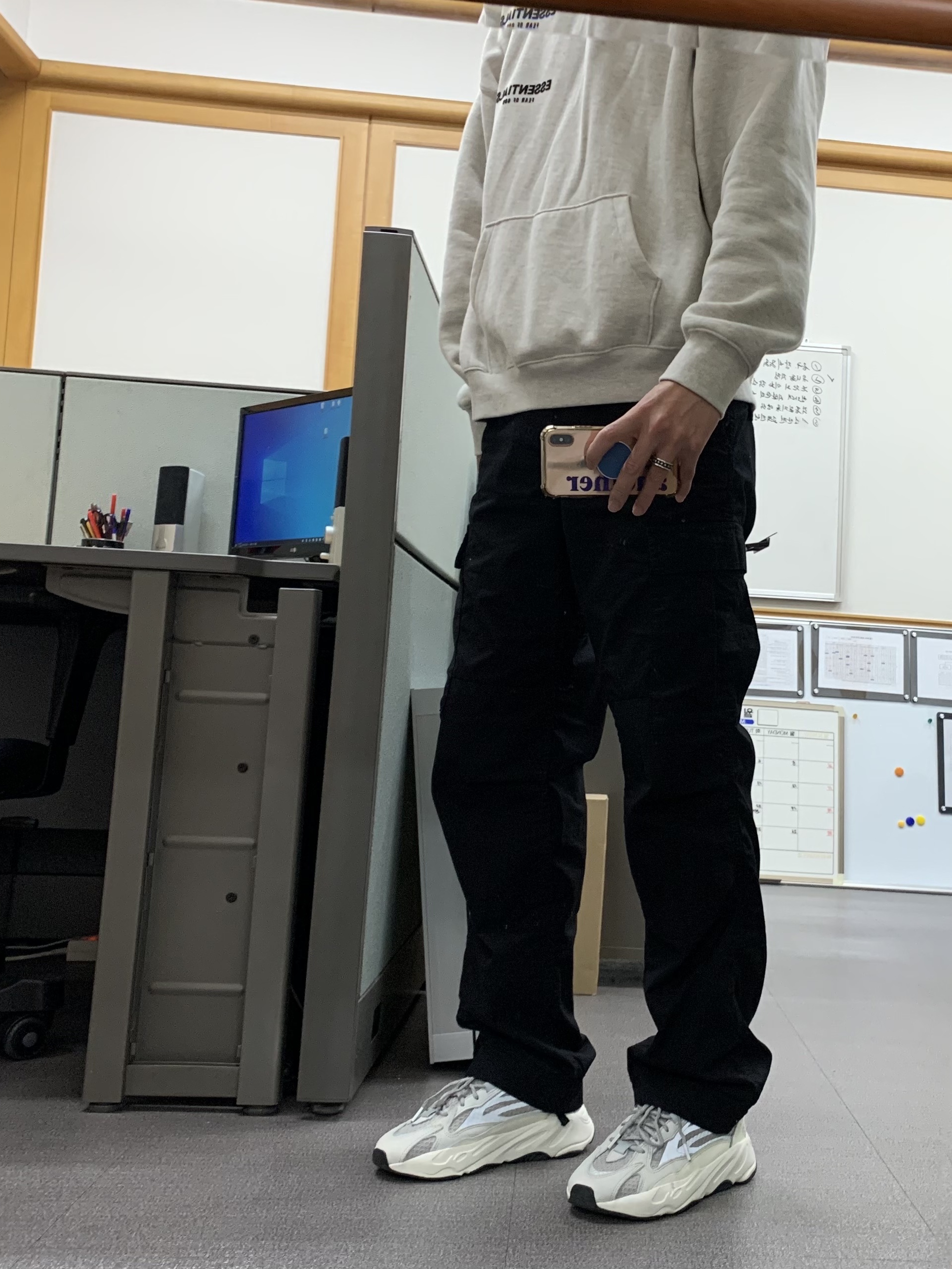 Essentials The Core Collection Hoodie Light Oatmeal, Adidas Yeezy Boost 700 V2 Static 2022 착용 스타일 - 3