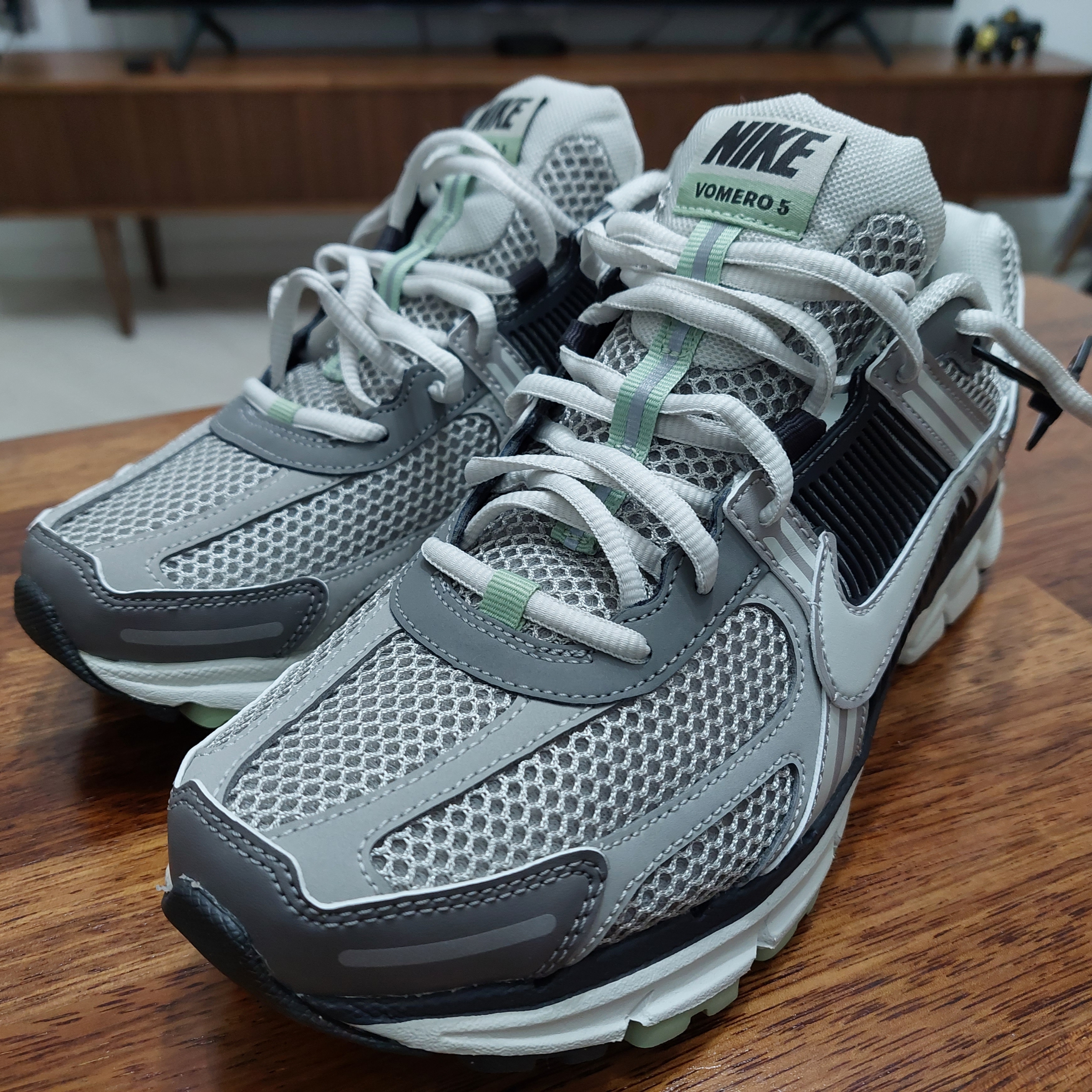 (W) Nike Zoom Vomero 5 Cobblestone and Flat Pewter 착용 스타일