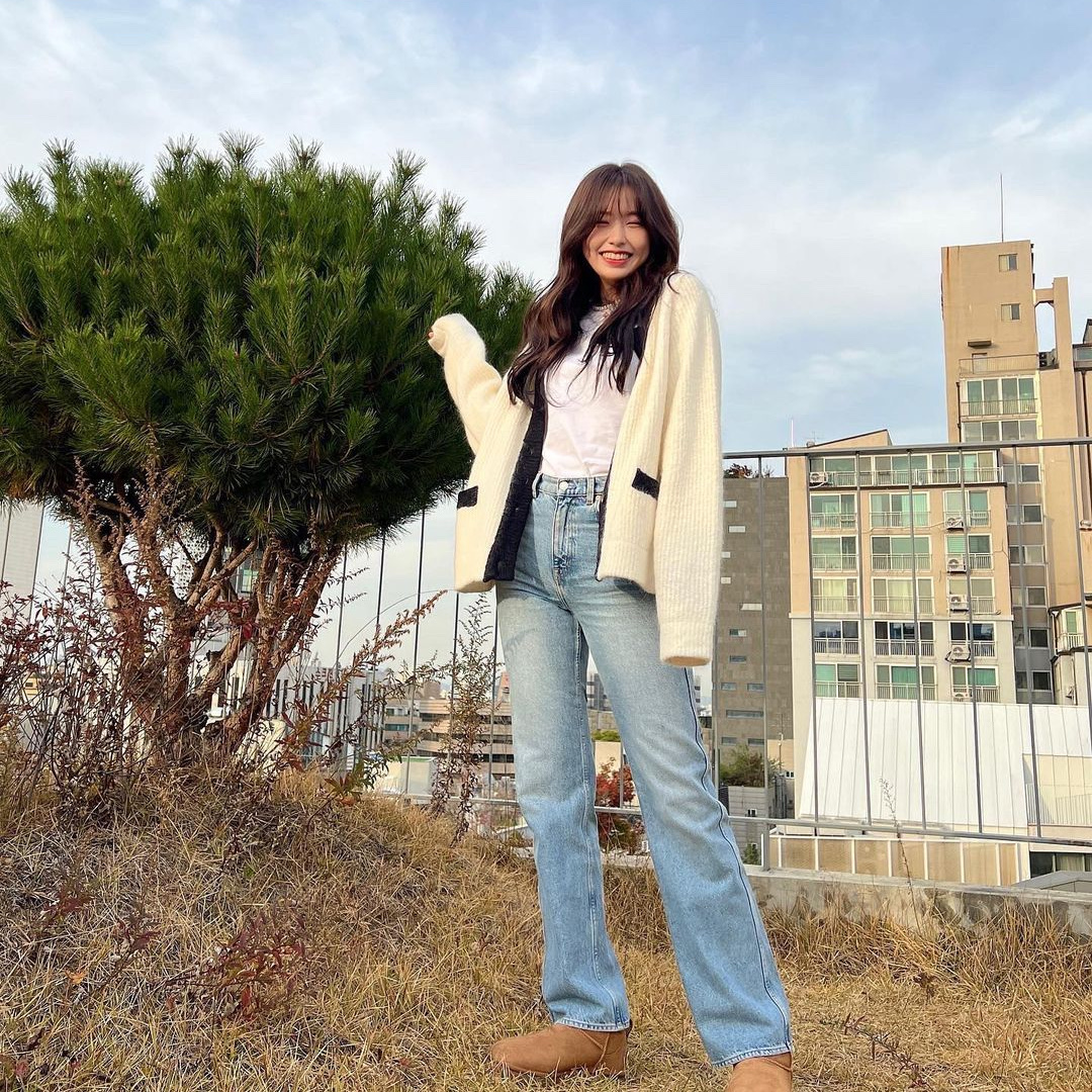 (W) UGG Classic Ultra Mini Boots Chestnut 착용 스타일 - 2