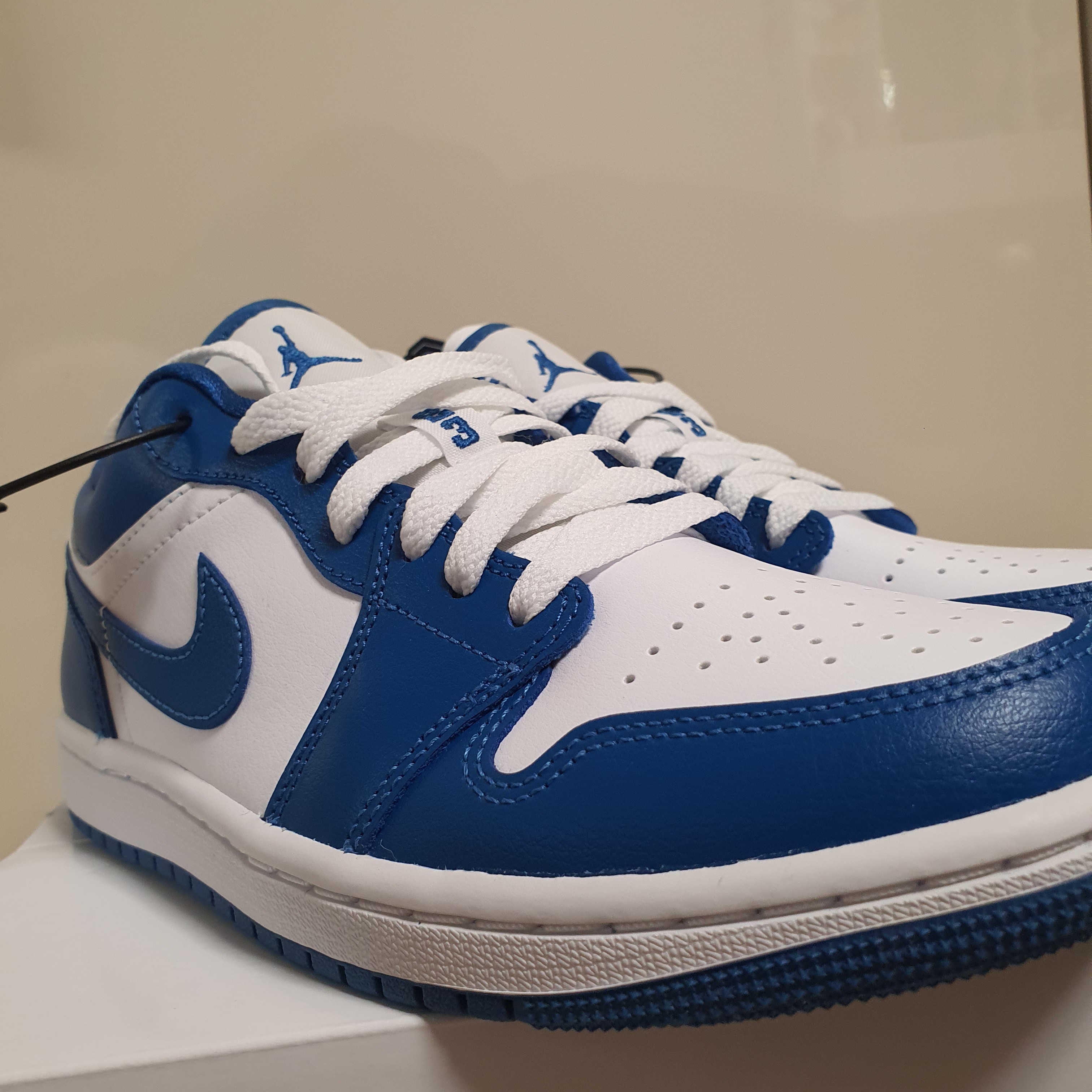 (W) Jordan 1 Low White Dark Marina Blue 착용 스타일 - 1