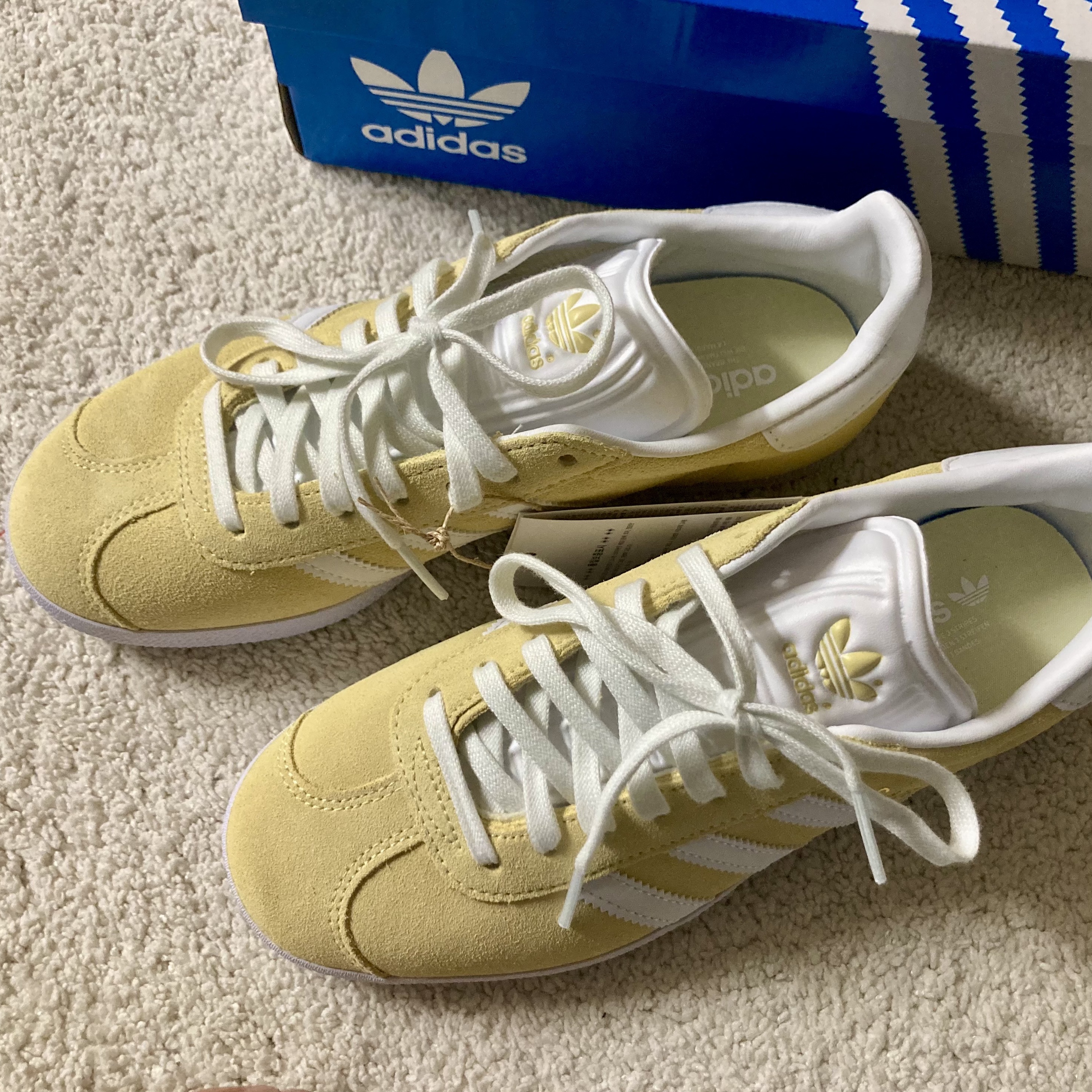 Adidas Gazelle Almost Yellow 착용 스타일