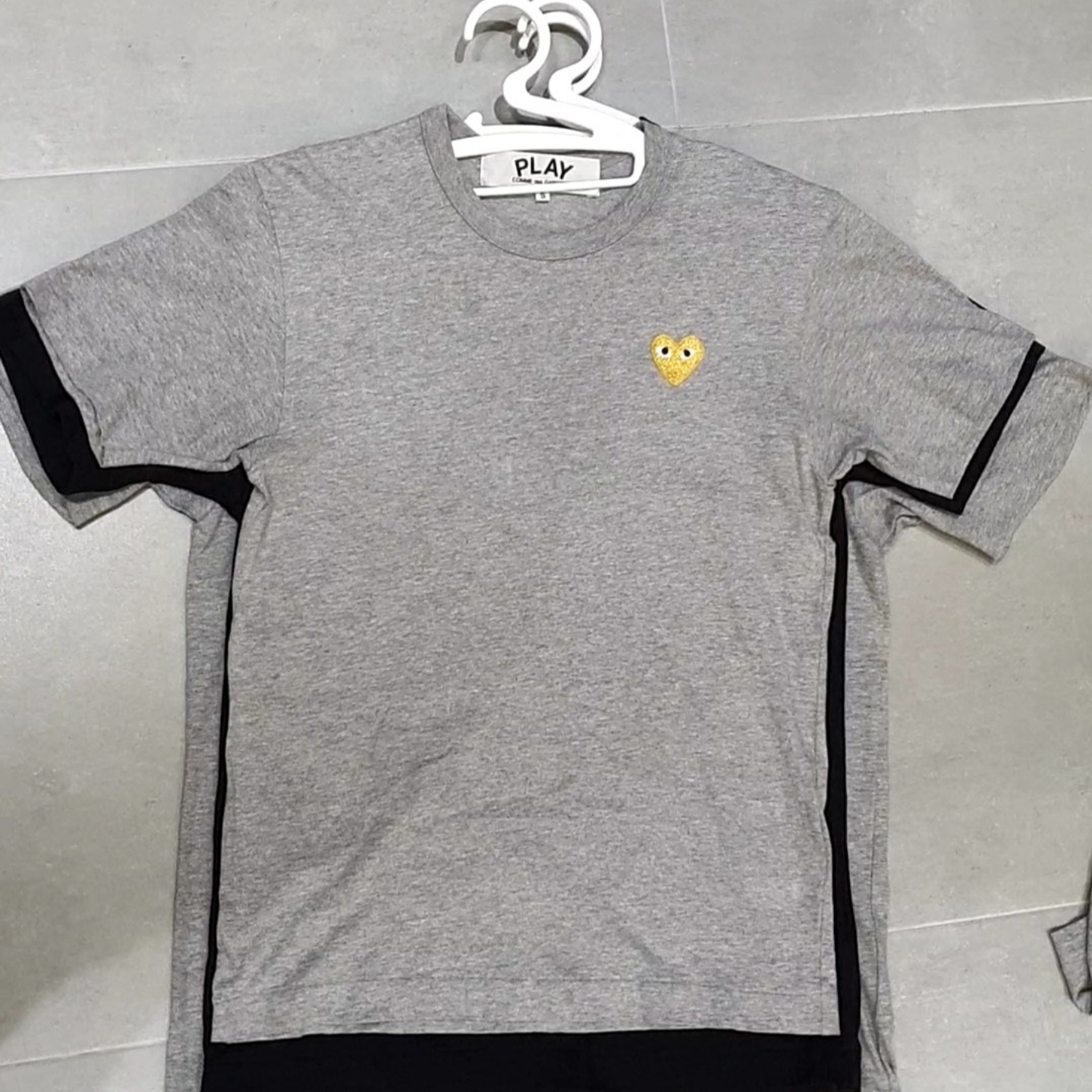 Play Comme des Garcons Gold Heart T-Shirt Grey, Play Comme des Garcons Black Heart T-Shirt Black 착용 스타일