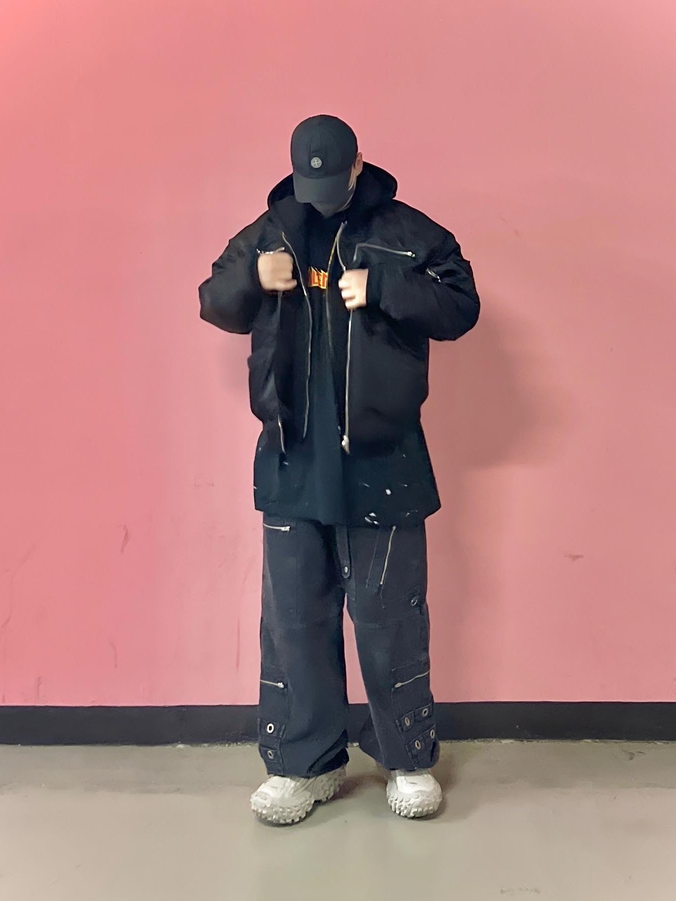 Supreme x Stone Island Painted Camo Nylon 6-Panel Black - 20FW, Balenciaga Defender Sneakers Beige 착용 스타일 - 3