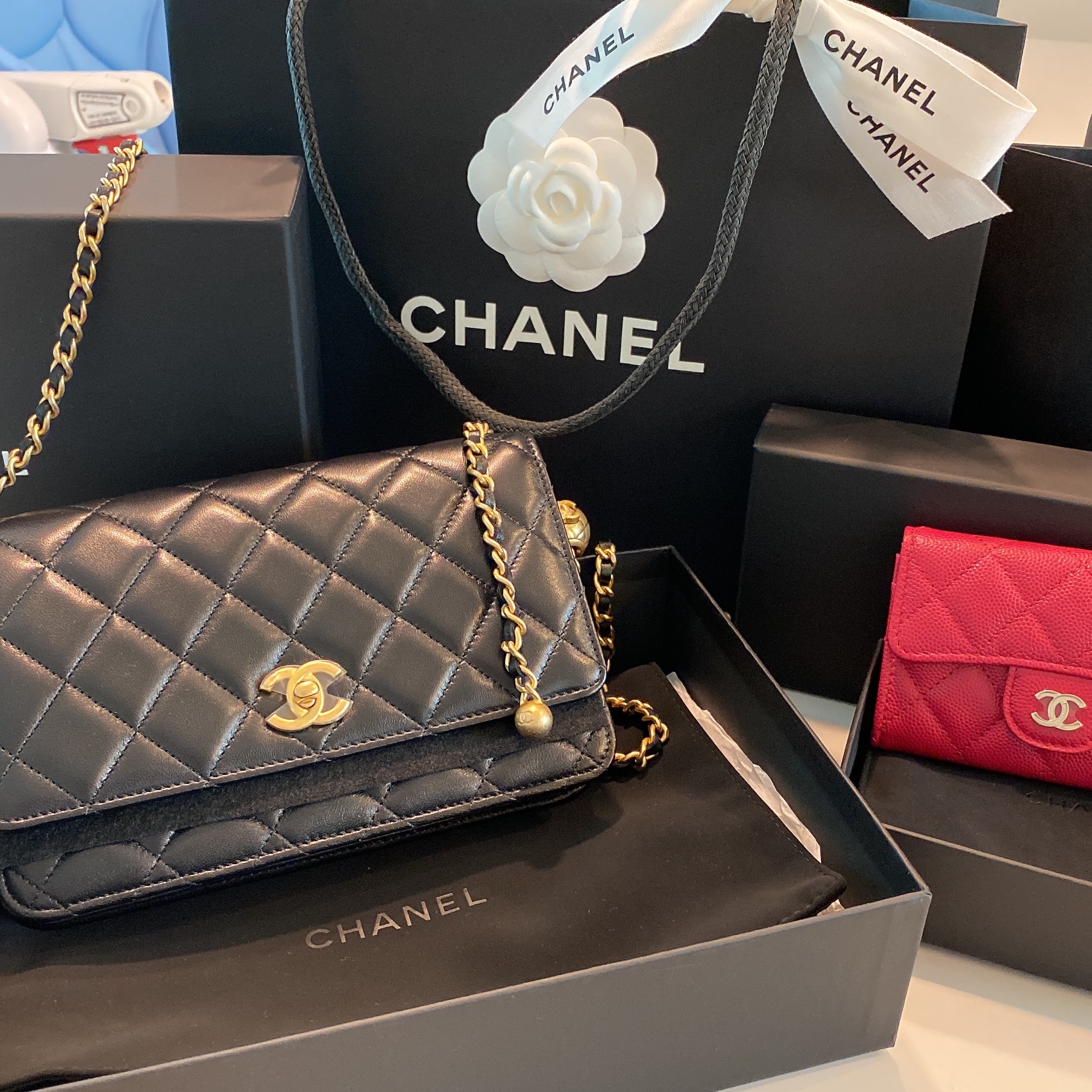Chanel Wallet On Chain Lambskin & Gold Black 착용 스타일 - 5