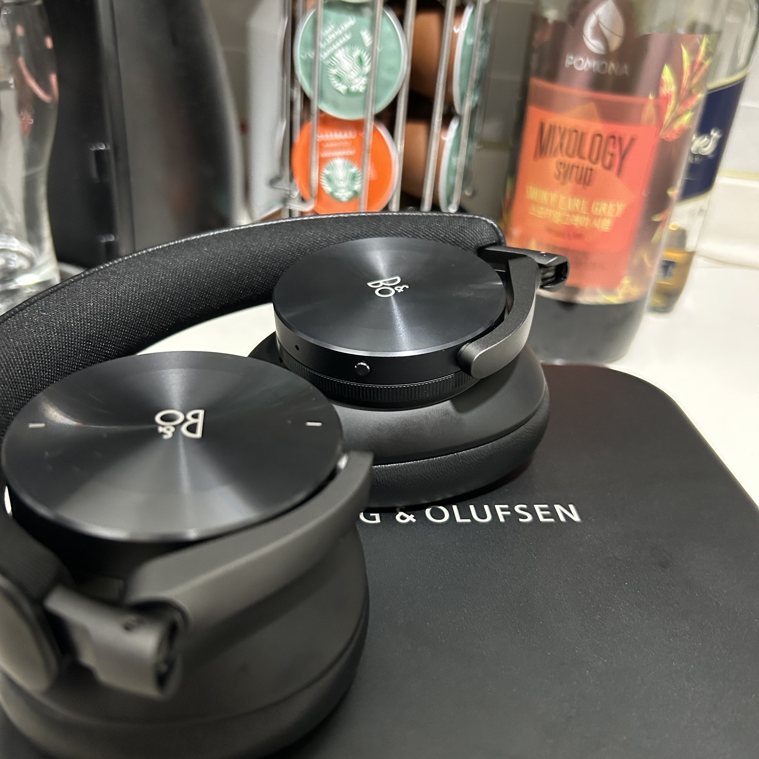 Bang & Olufsen Beoplay H95 Black (Korean Ver.) 착용 스타일 - 3
