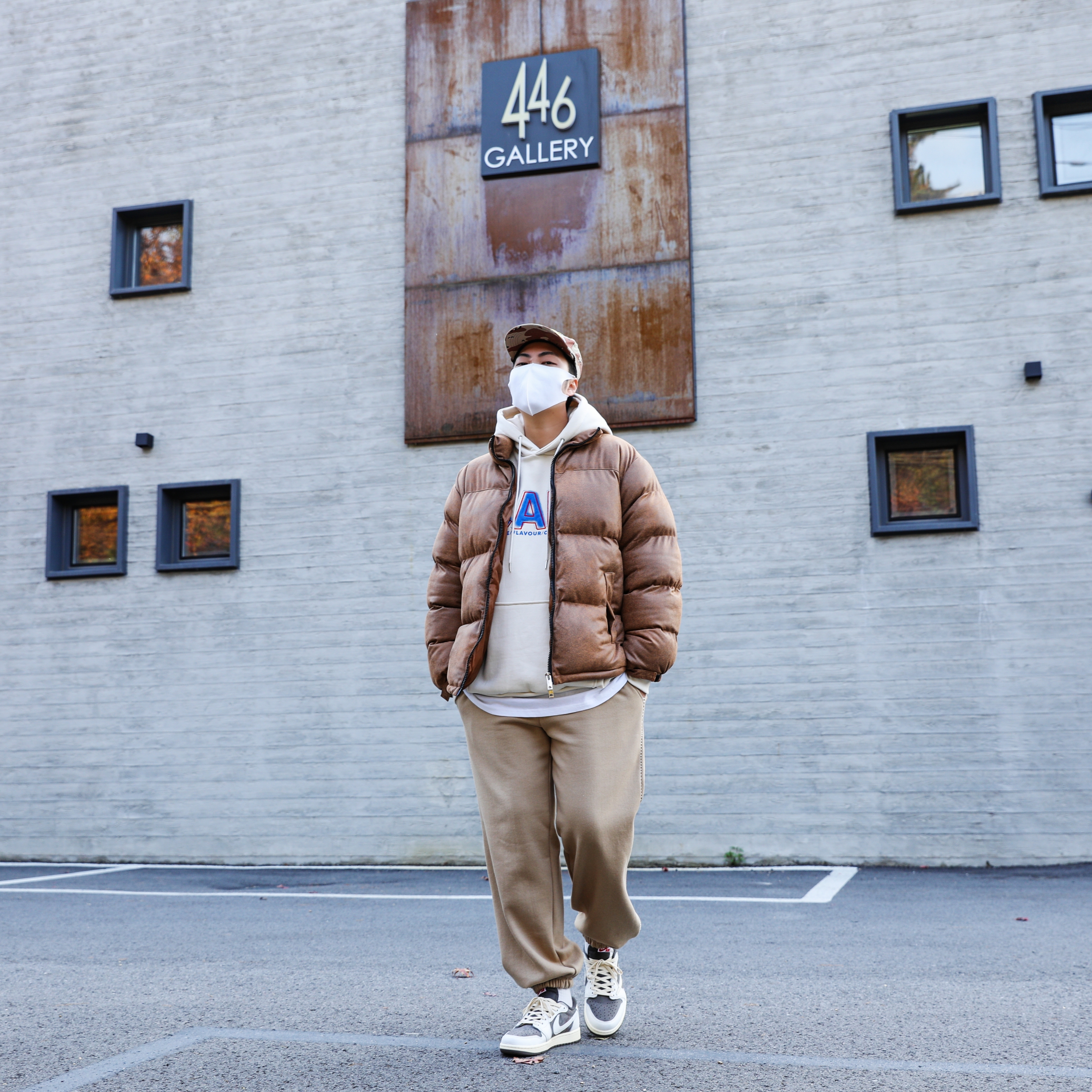 Jordan 1 x Travis Scott Retro Low OG SP Sail and Ridgerock 착용 스타일 - 3