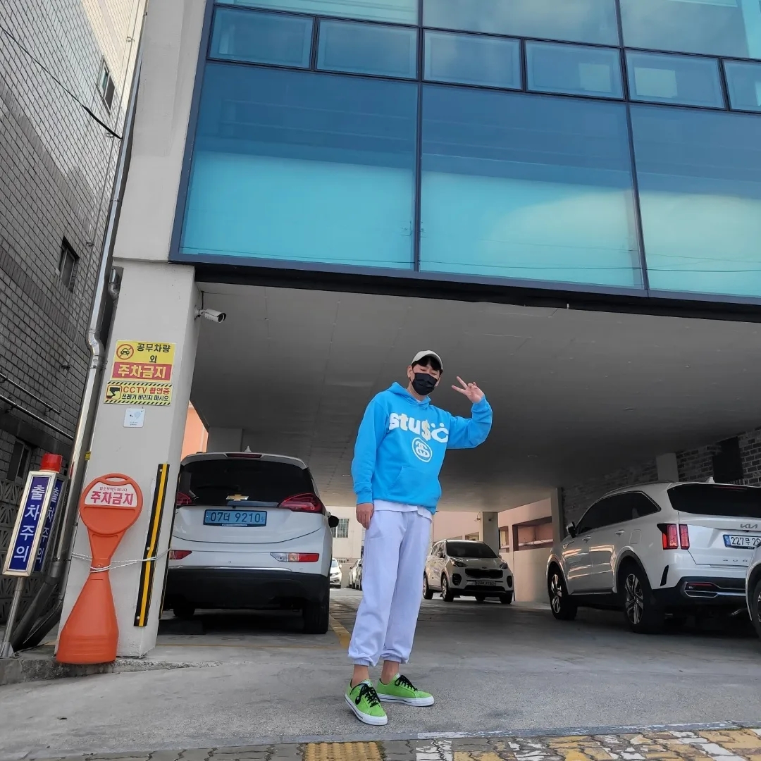 Stussy x Cactus Plant Flea Market 8 Ball Pigment Dyed Hoodie Blue, Converse x Stussy One Star Pro Ox 8 Ball Green 착용 스타일