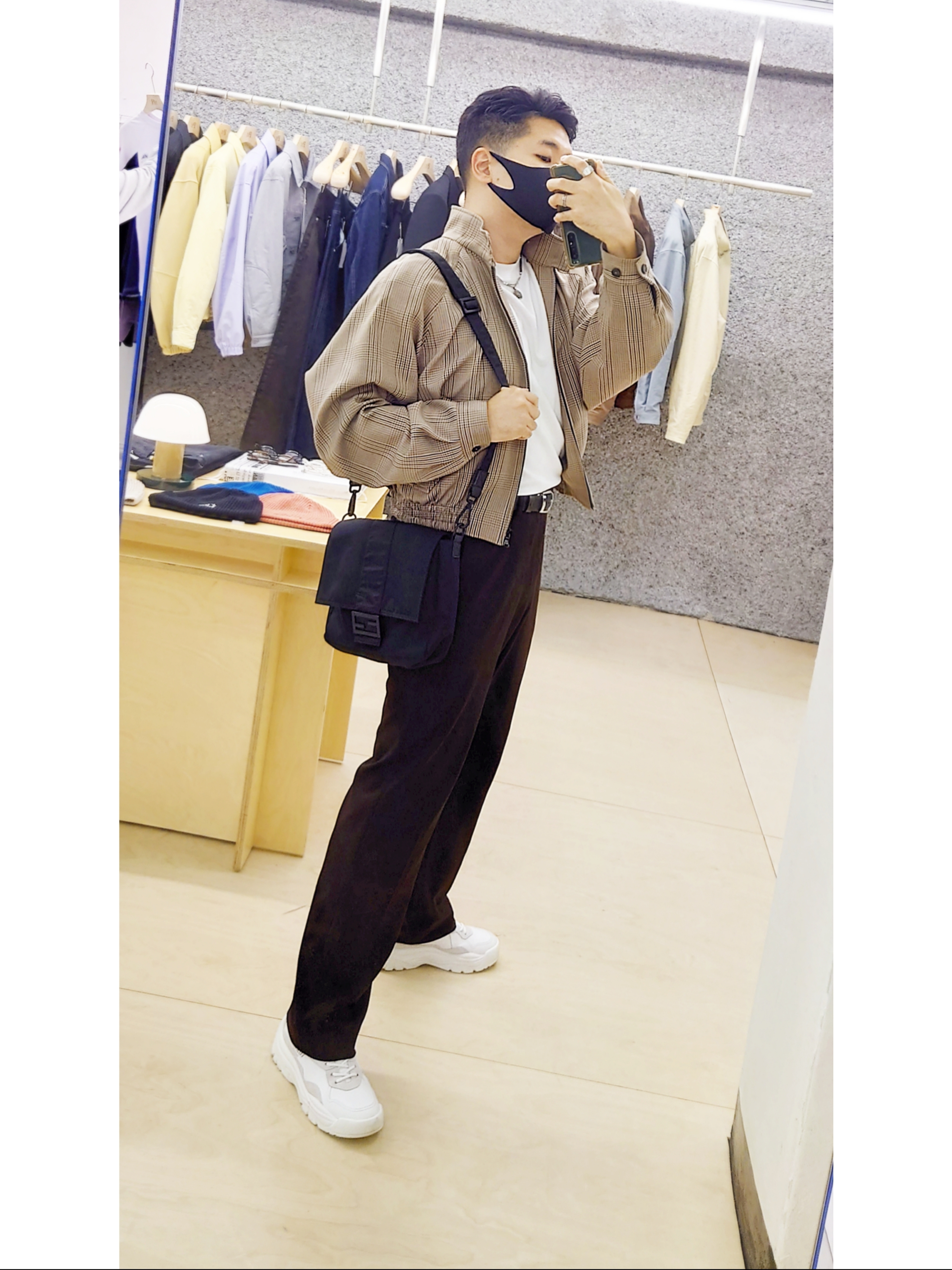 Valentino Gumboy Calfskin Sneakers White 착용 스타일 - 2