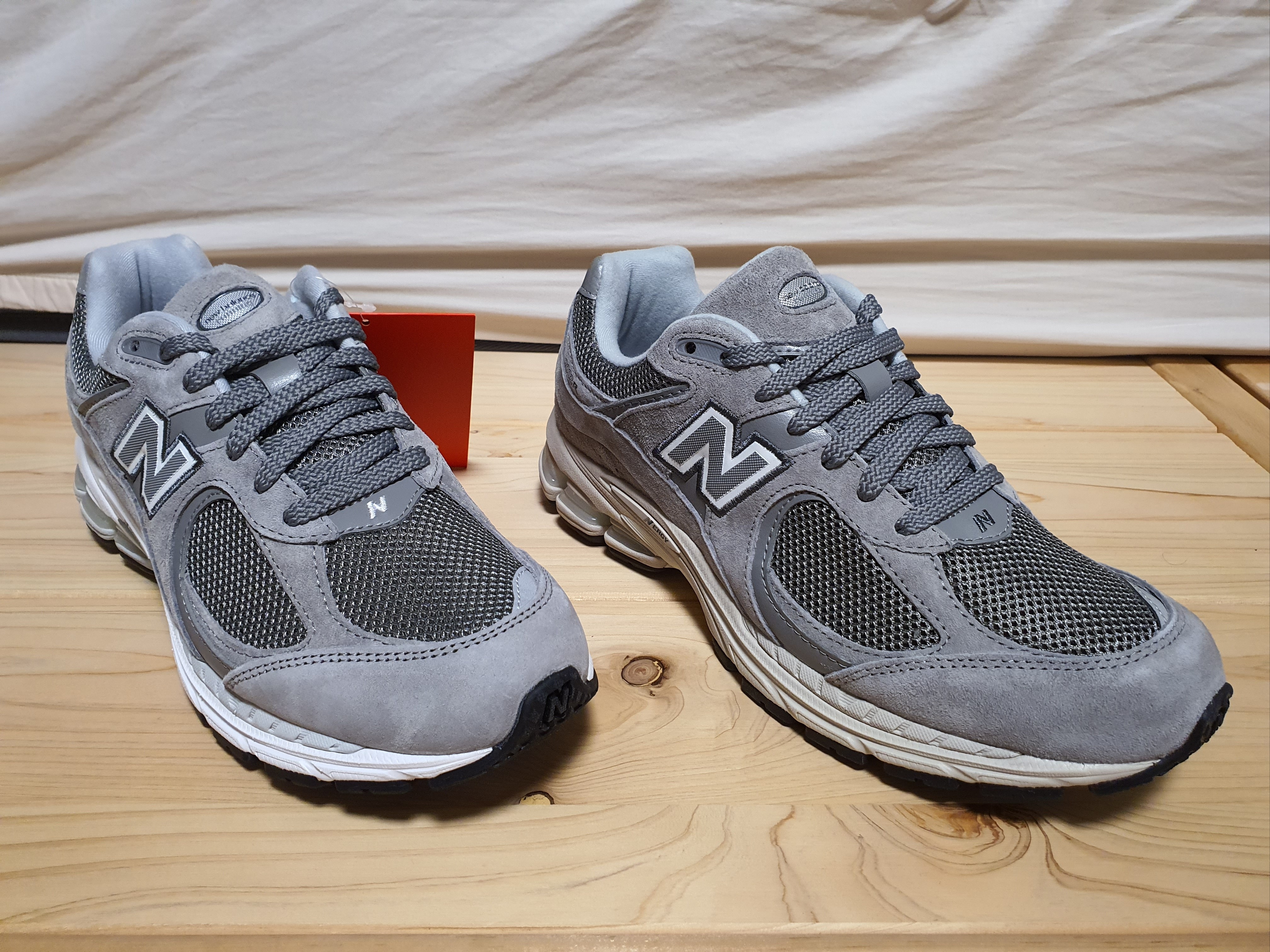 New Balance 2002R Grey, New Balance 2002R Marblehead White 착용 스타일 - 1