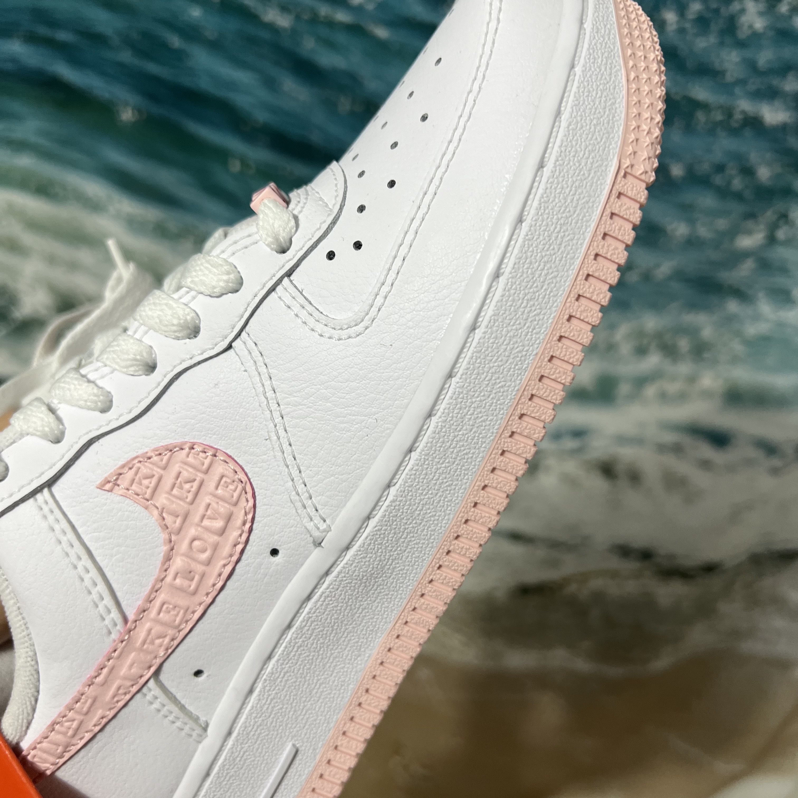 (W) Nike Air Force 1 '07 Valentine Day 2022 착용 스타일 - 4