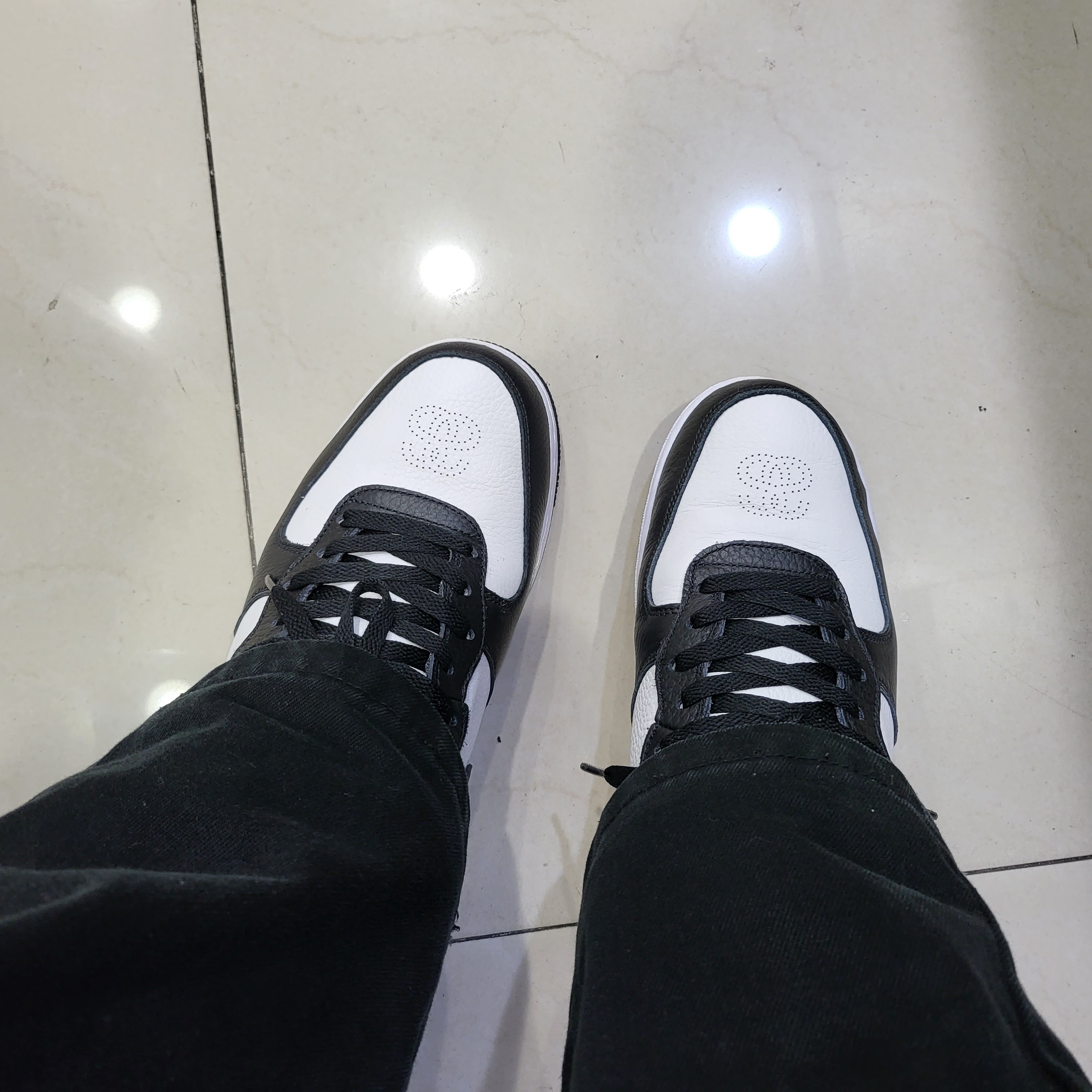 Nike x Stussy Air Force 1 '07 Mid SP Black and Light Bone 착용 스타일 - 1