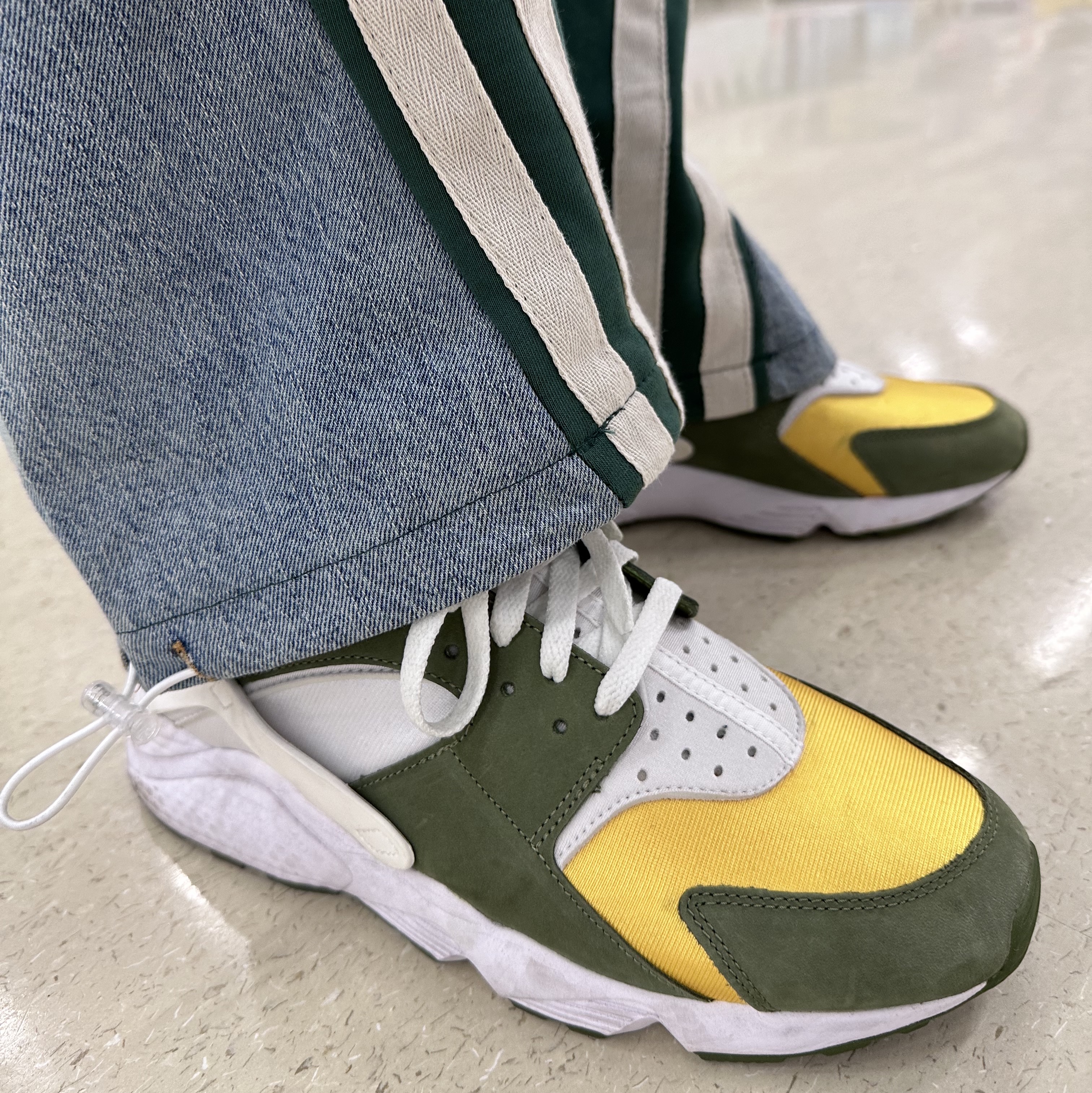 Nike x Stussy Air Huarache LE Dark Olive, Stussy x Cactus Plant Flea Market International T-Shirt White 착용 스타일 - 3
