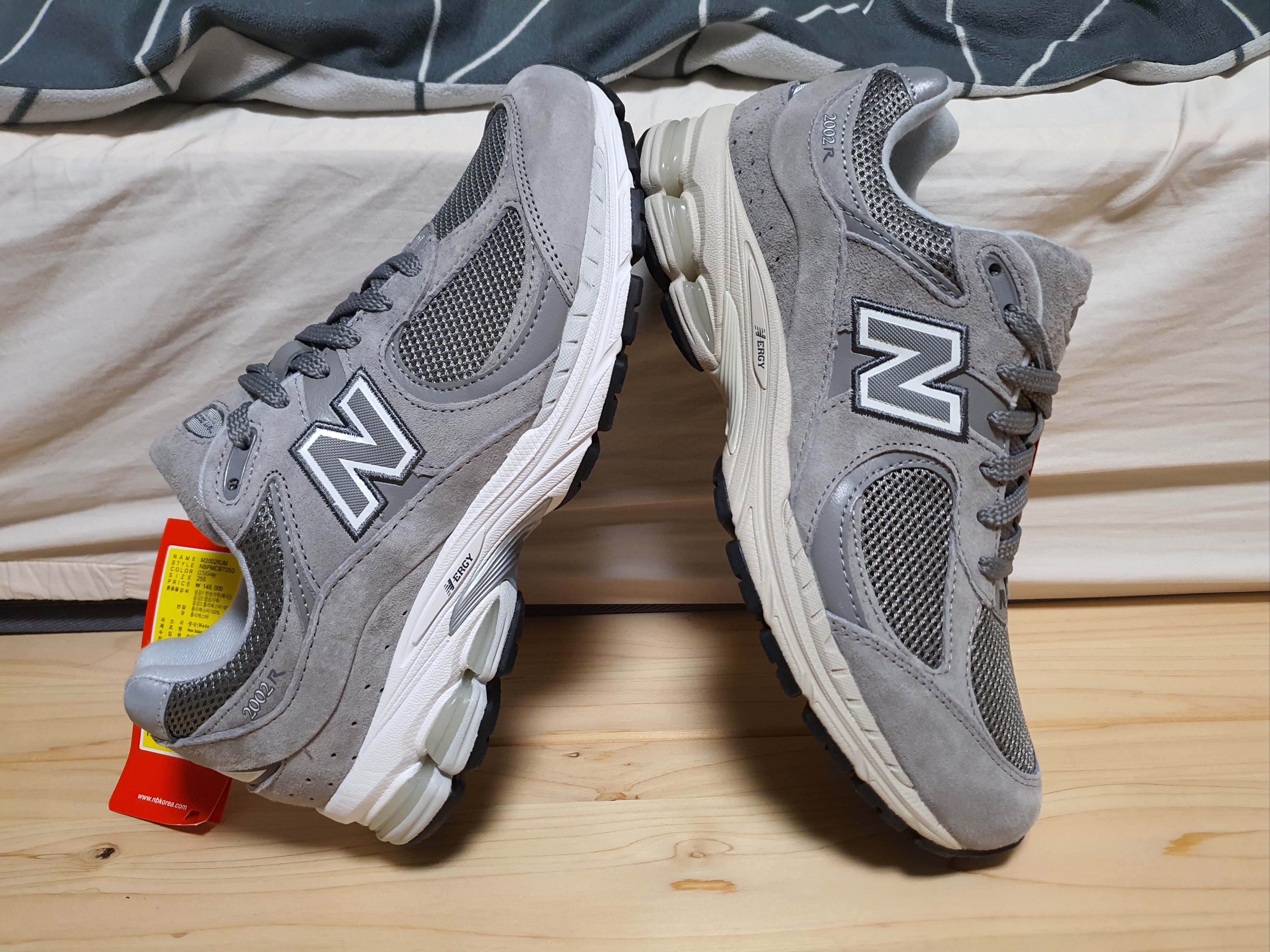 New Balance 2002R Grey, New Balance 2002R Marblehead White 착용 스타일 - 2