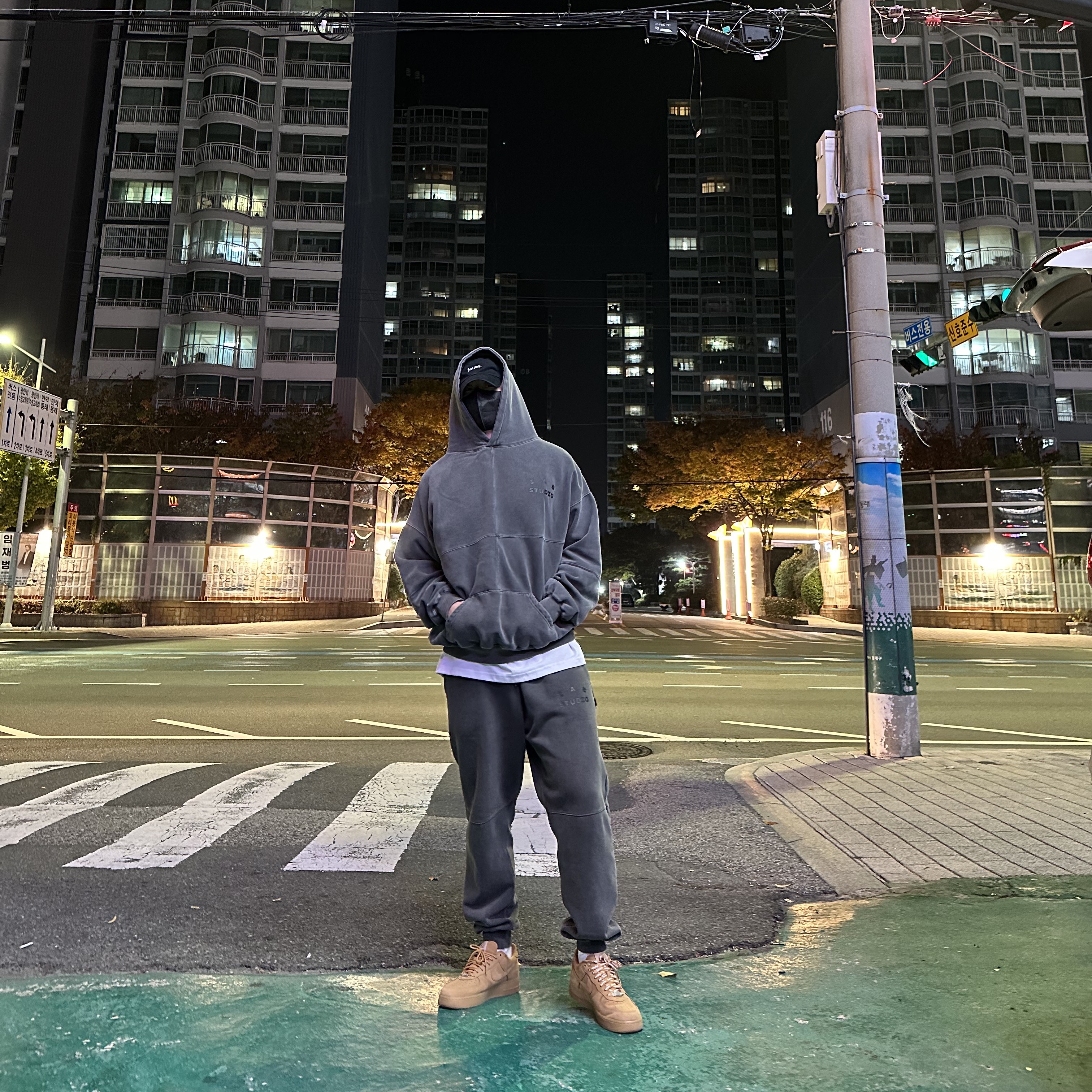 IAB Studio Blocked Pigment Hoodie Black, IAB Studio Blocked Pigment Sweatpants Black 착용 스타일